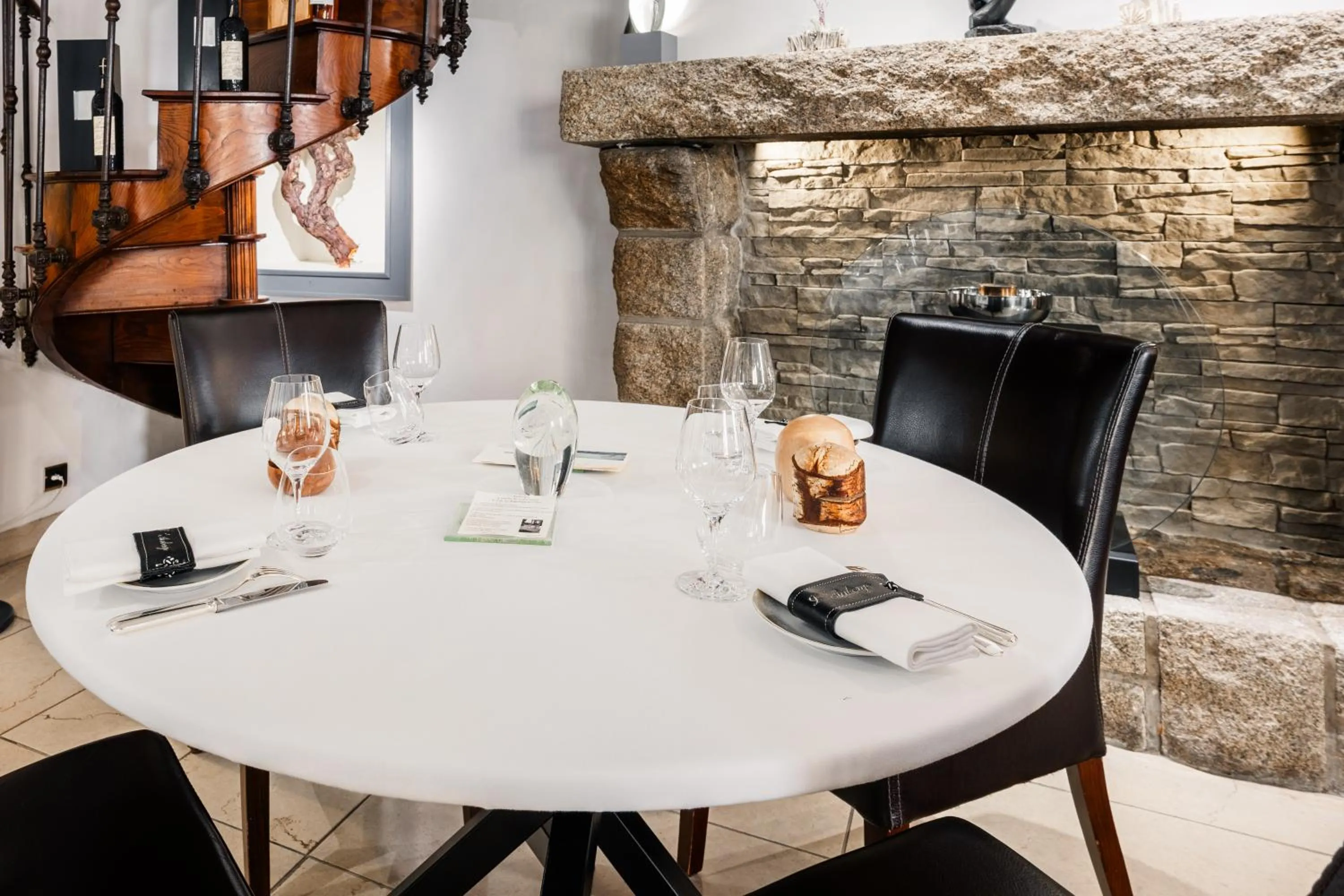 Dining area in Logis L'Auberge - Maison Glenn Anna