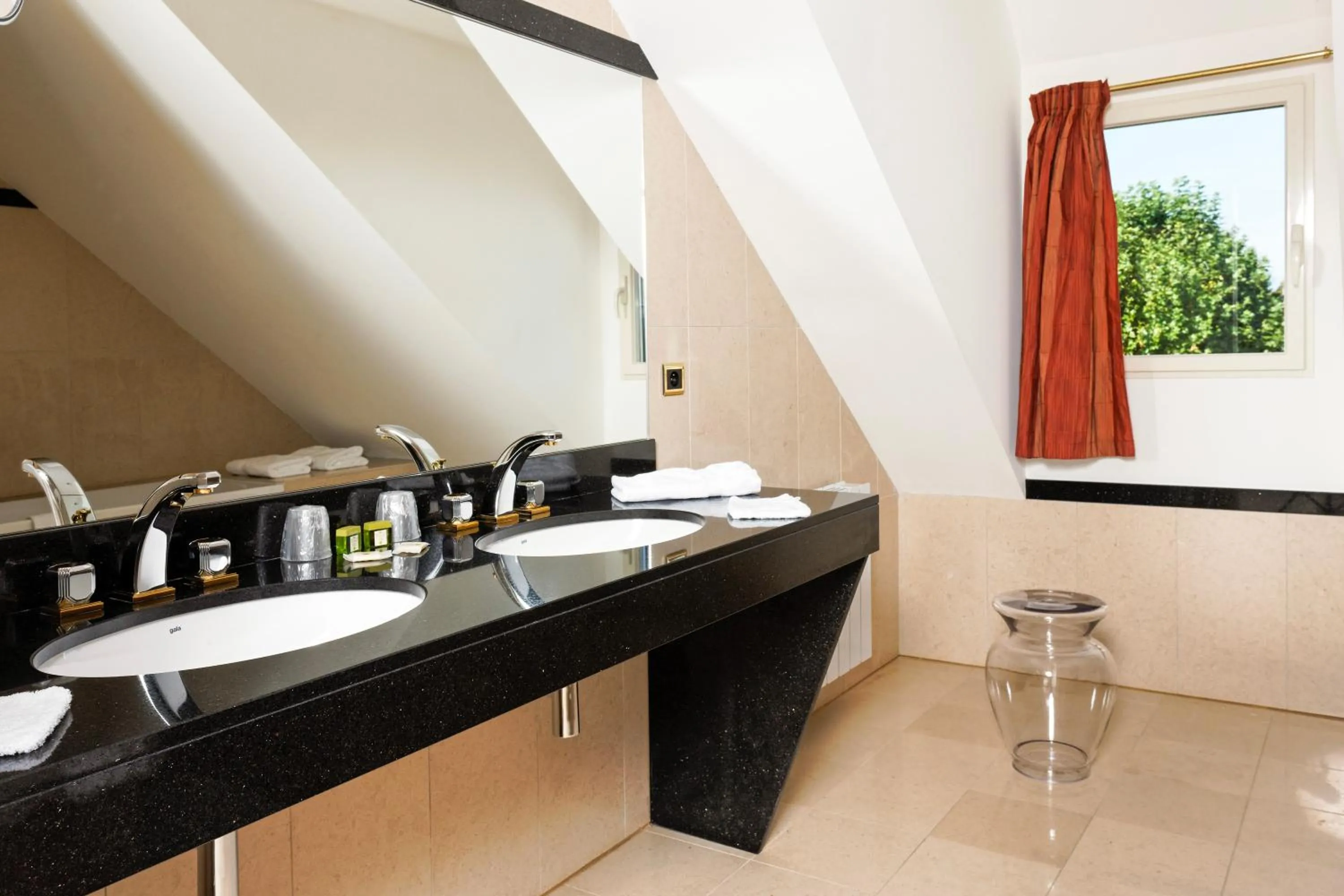 Bathroom in Logis L'Auberge - Maison Glenn Anna