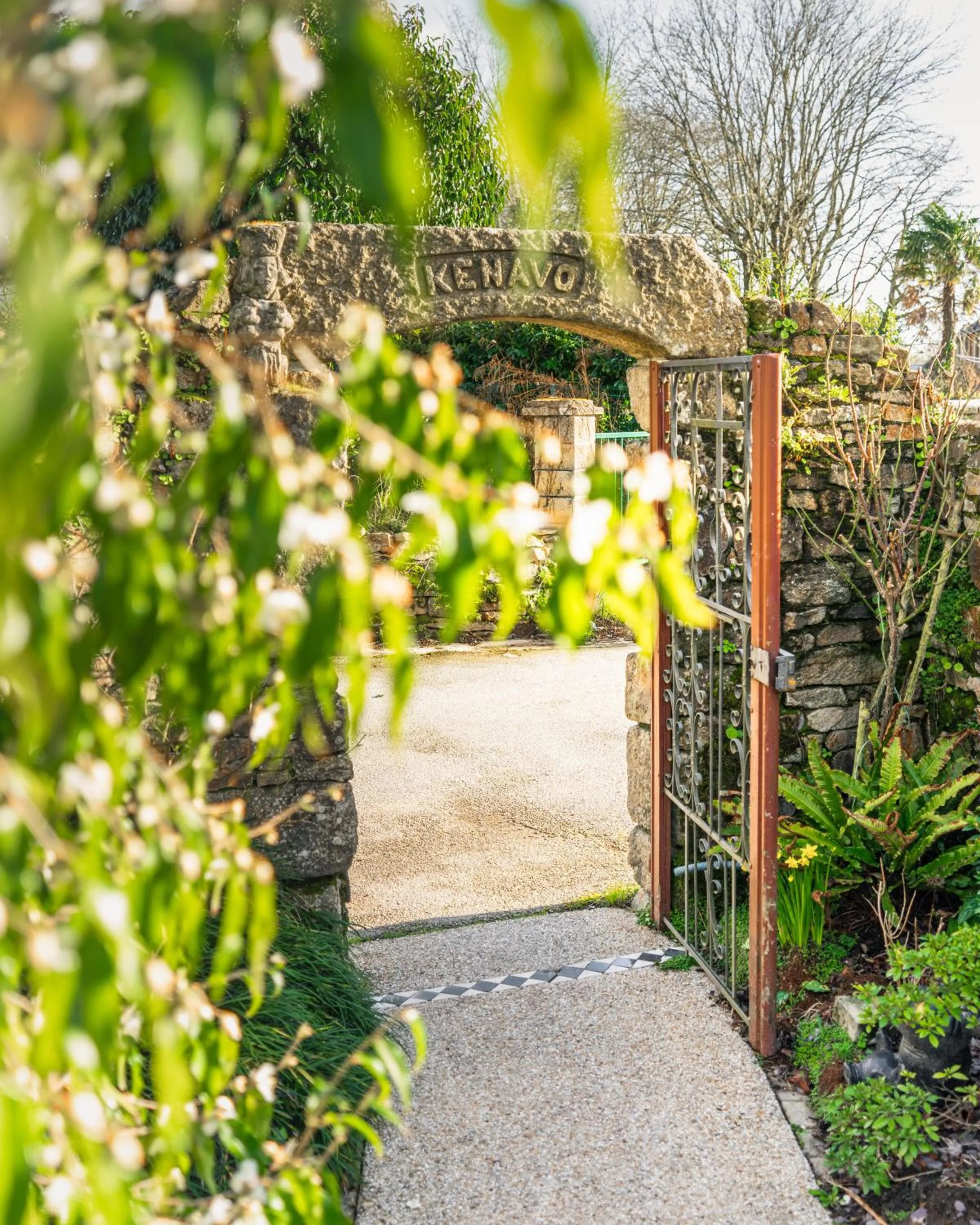 Garden in Logis L'Auberge - Maison Glenn Anna
