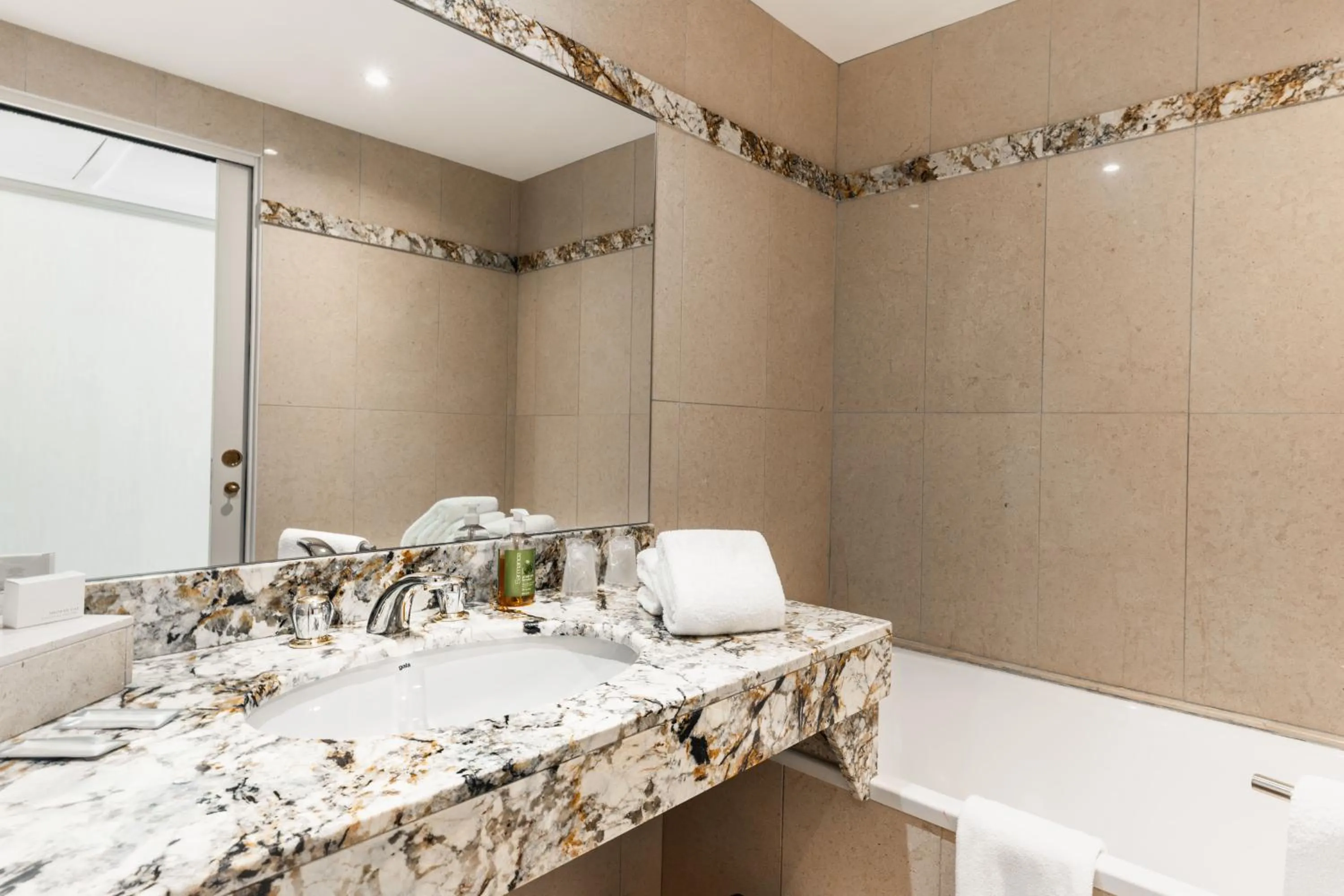 Bathroom in Logis L'Auberge - Maison Glenn Anna