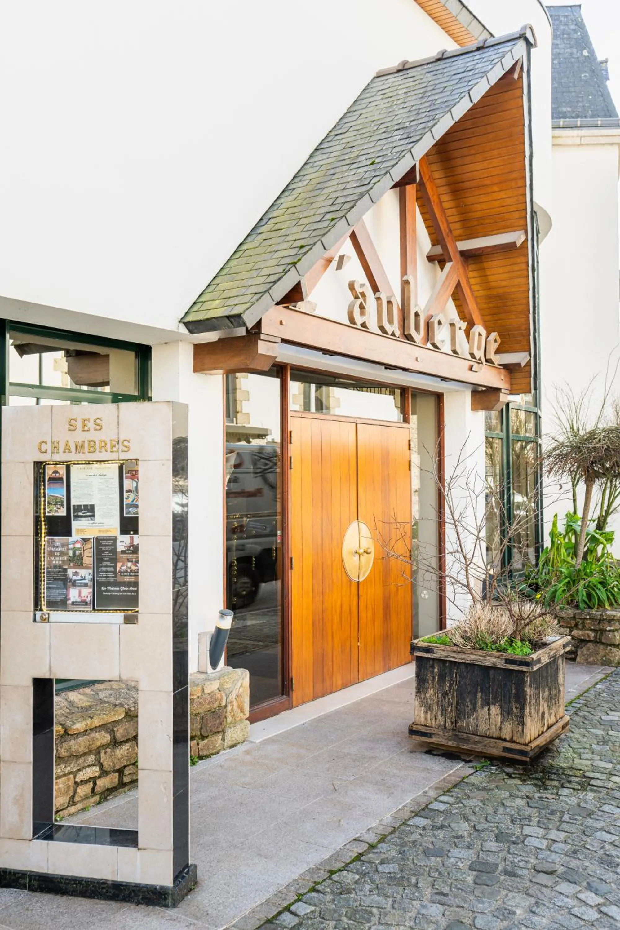 Property building in Logis L'Auberge - Maison Glenn Anna