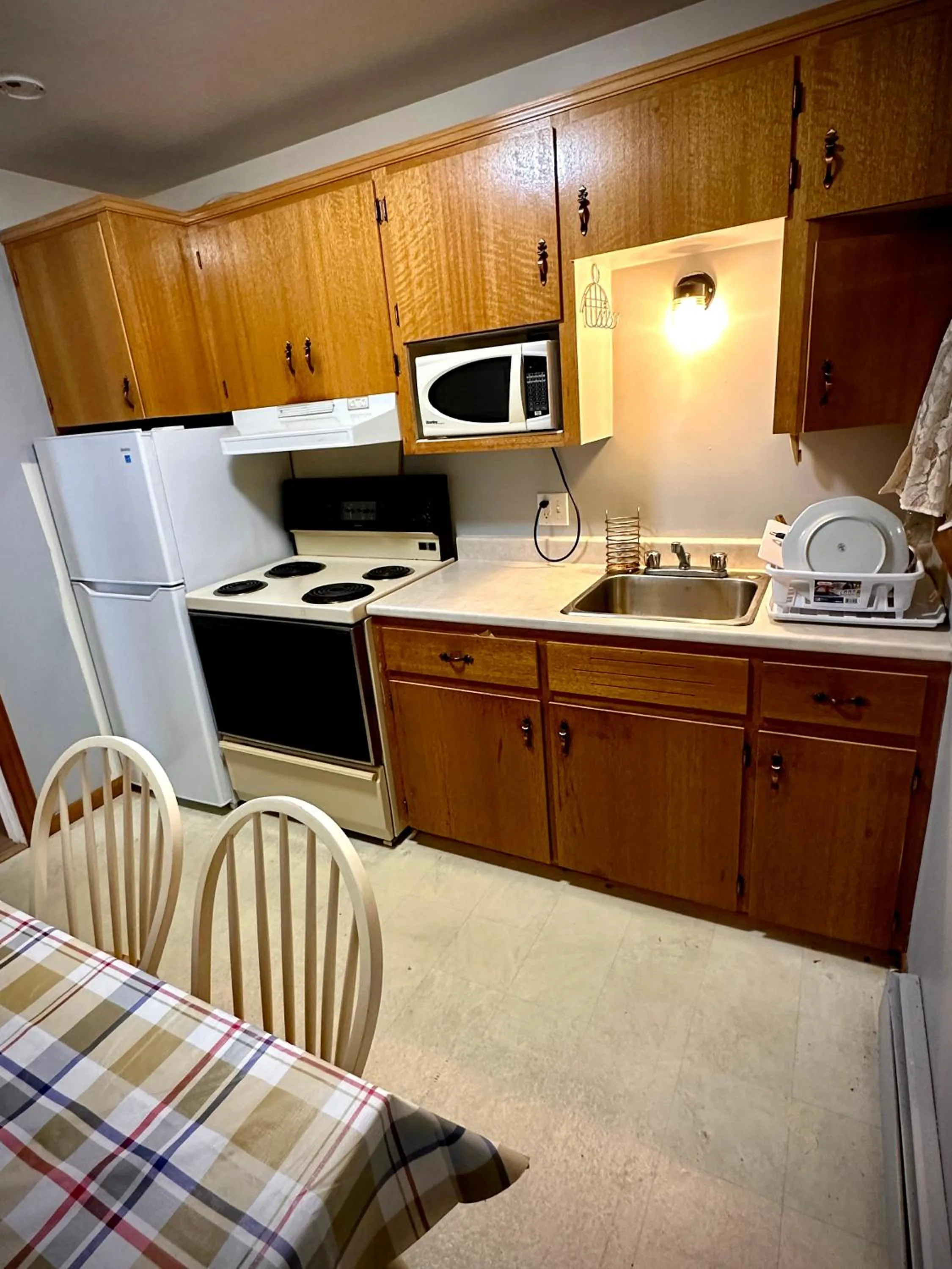 Kitchen or kitchenette in Aberdeen Motel