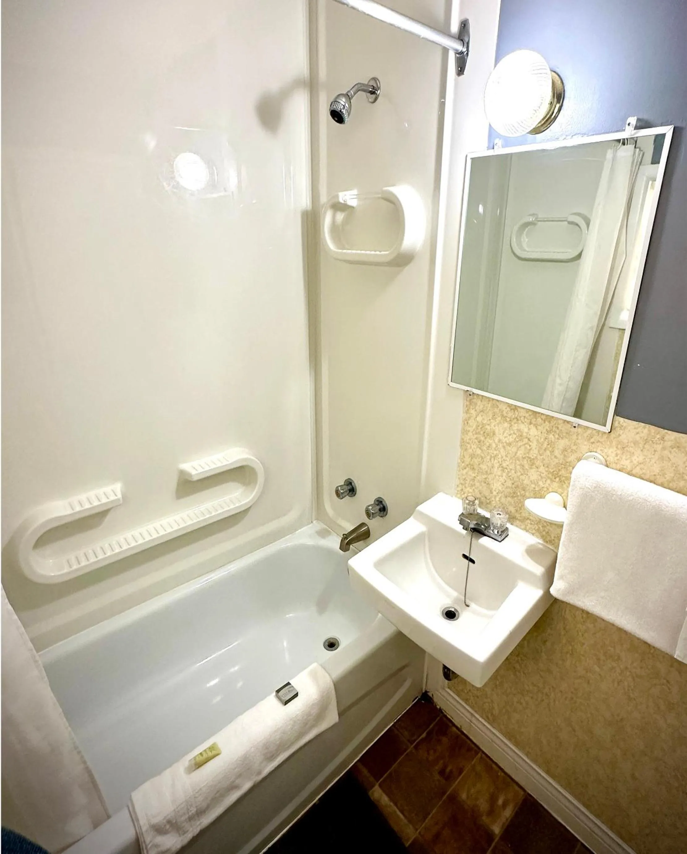 Shower in Aberdeen Motel