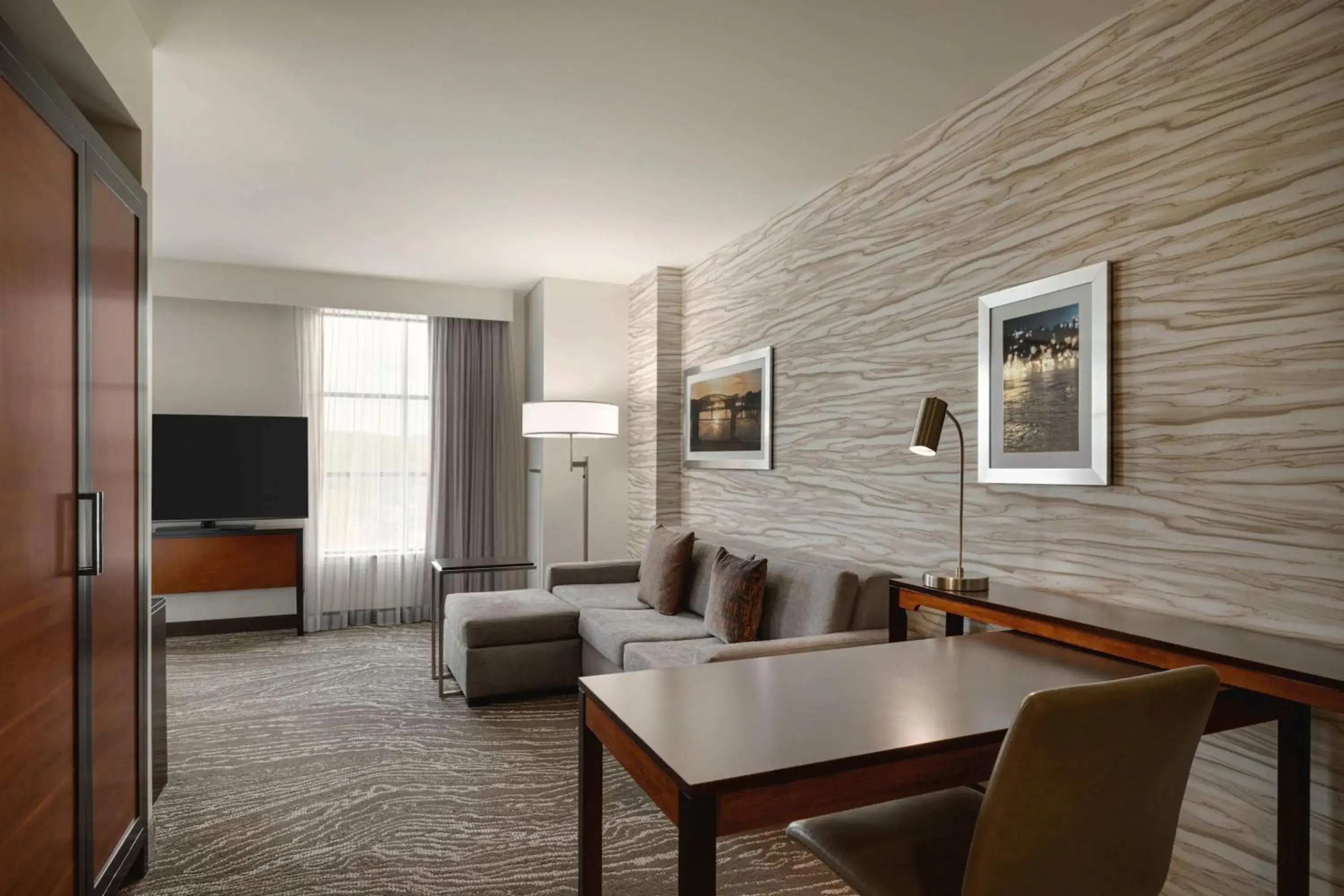 King Room Mobility Access w/ Roll-In Shower Non-Smoking in Embassy Suites Chattanooga Hamilton Place King Room Mobility Access w/ Roll-In Shower Non-Smoking in Embassy Suites Chattanooga Hamilton Place