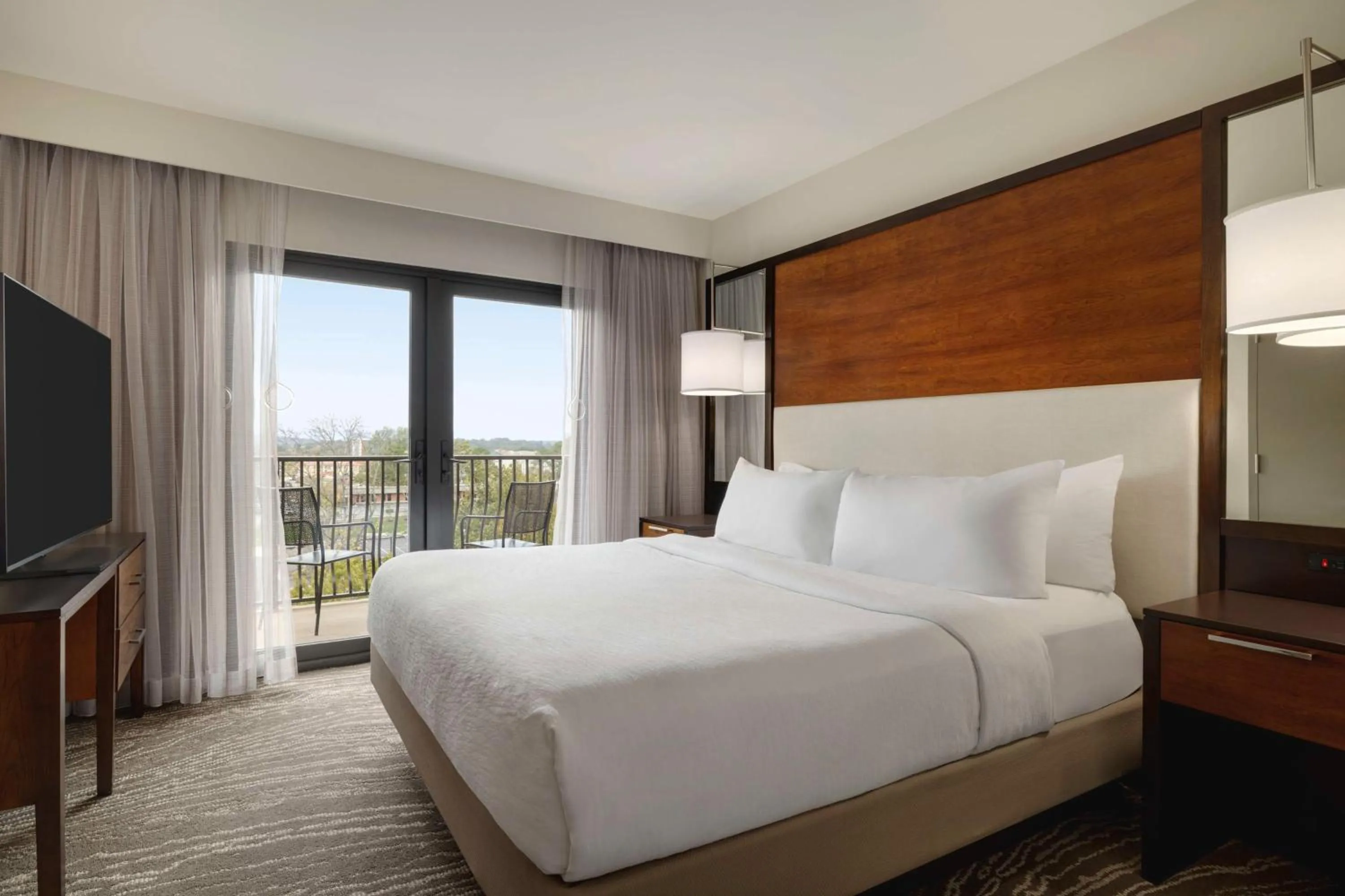 Bed in Embassy Suites Chattanooga Hamilton Place