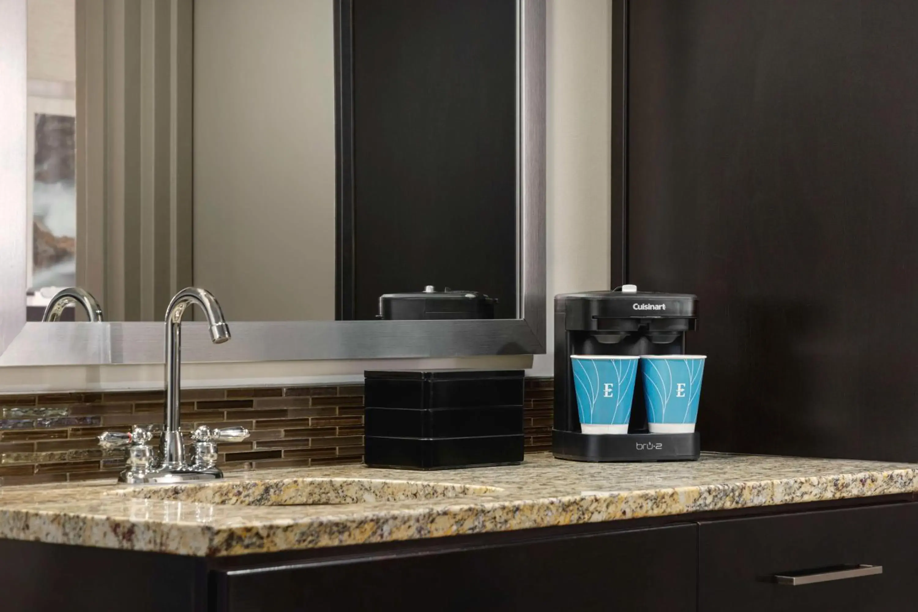 One-Bedroom King Suite - Hearing Access in Embassy Suites Chattanooga Hamilton Place One-Bedroom King Suite - Hearing Access in Embassy Suites Chattanooga Hamilton Place