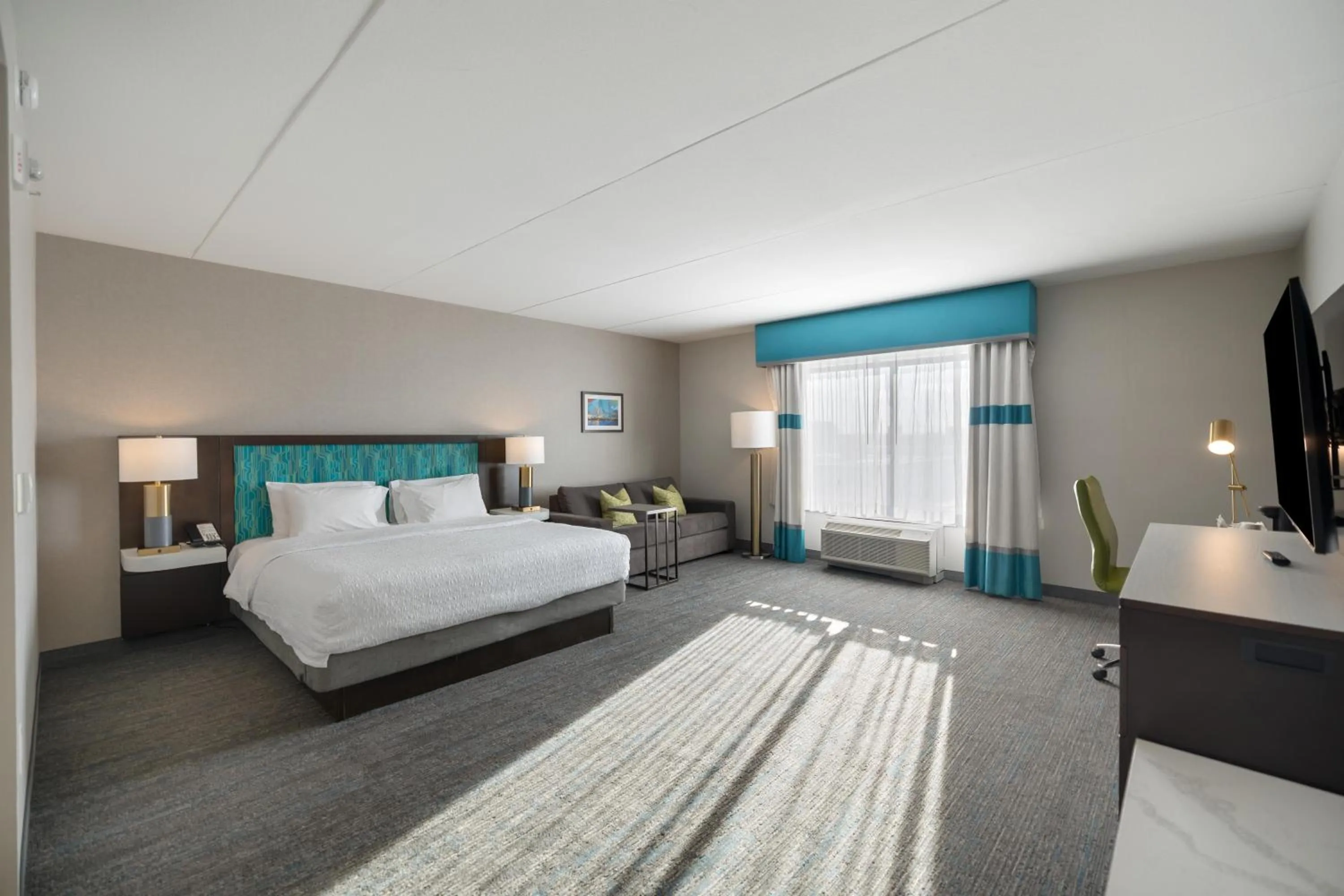 Living room, Bed in Hampton Inn by Hilton Winnipeg