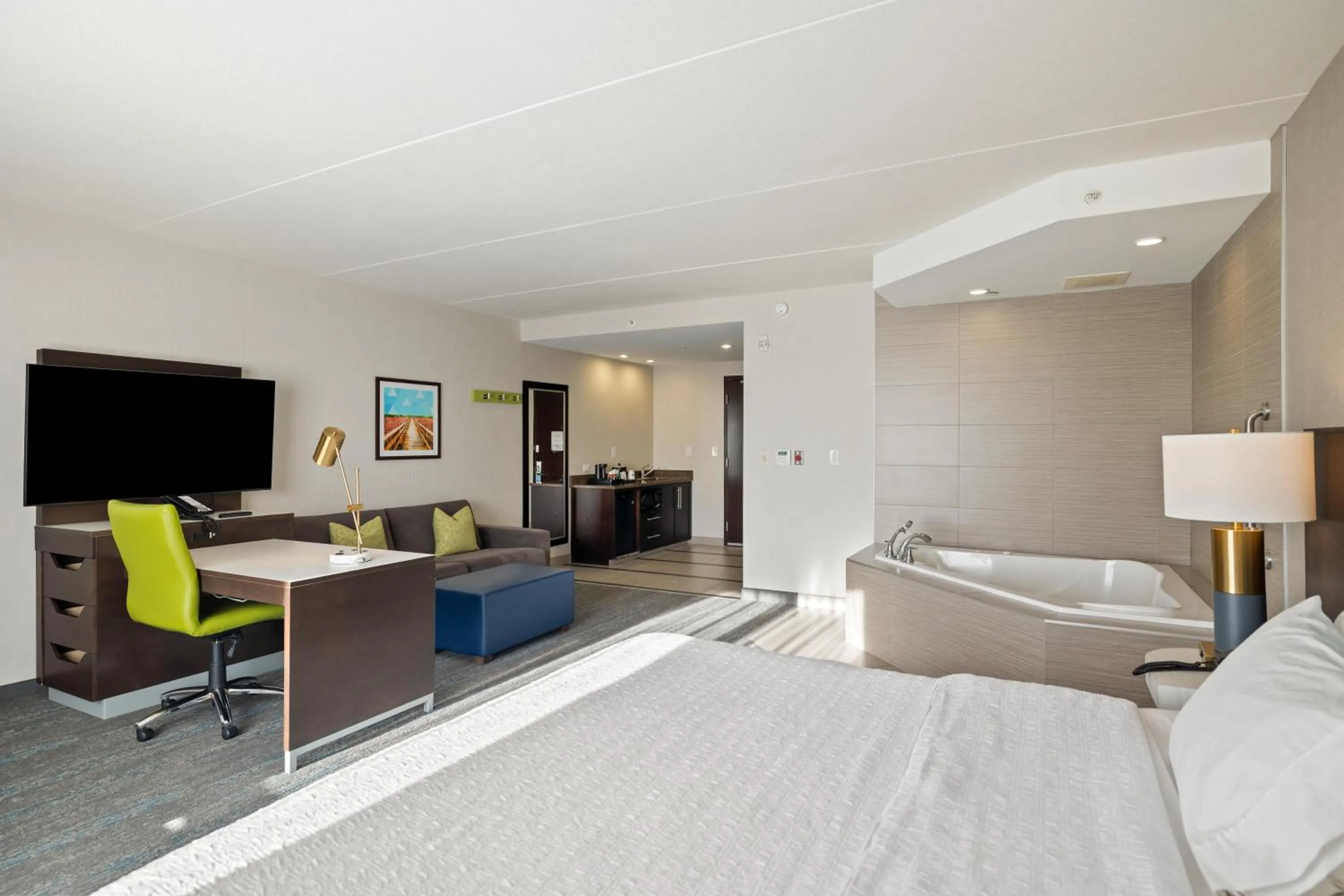 Bedroom, Bed in Hampton Inn by Hilton Winnipeg