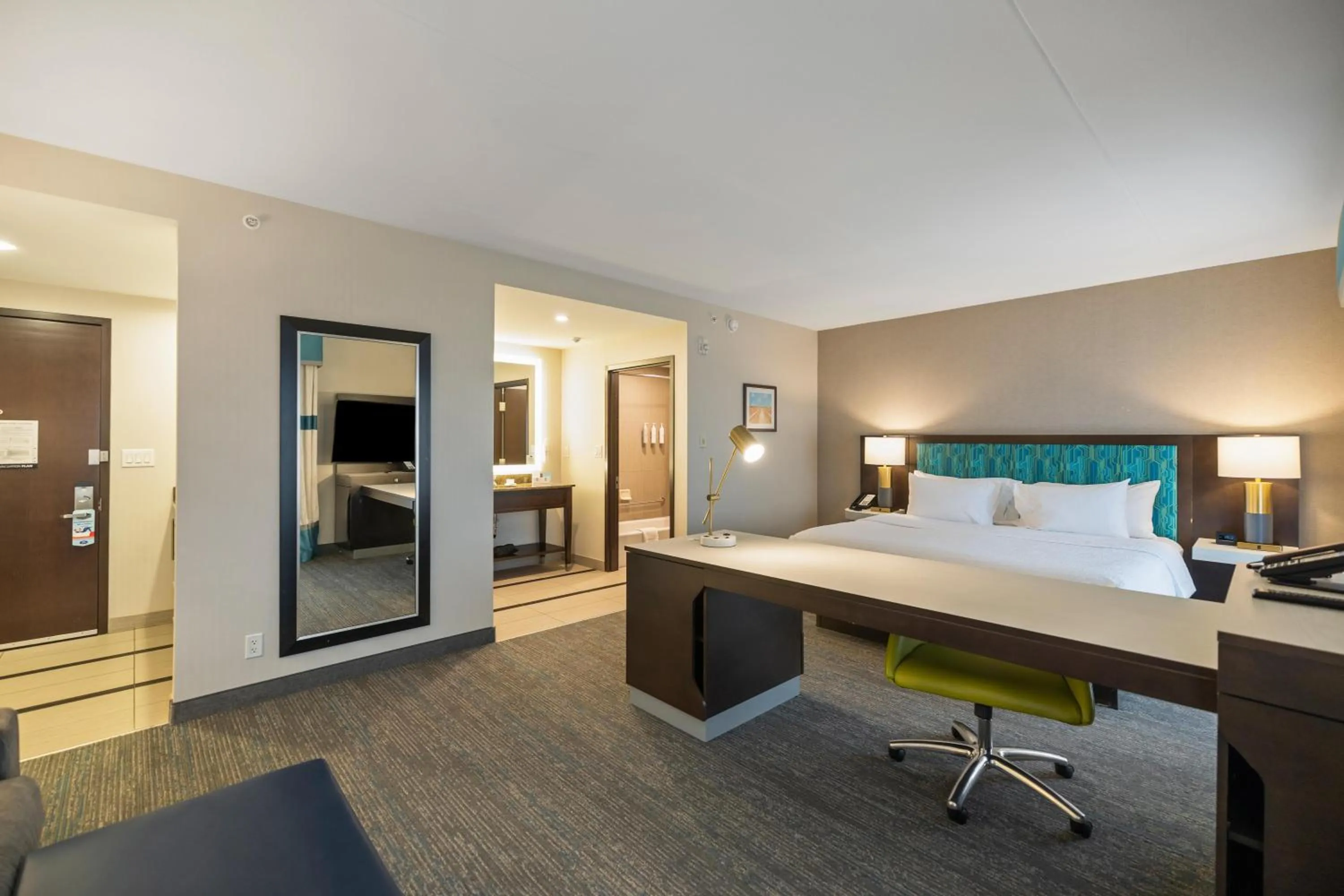 Bedroom, Bed in Hampton Inn by Hilton Winnipeg