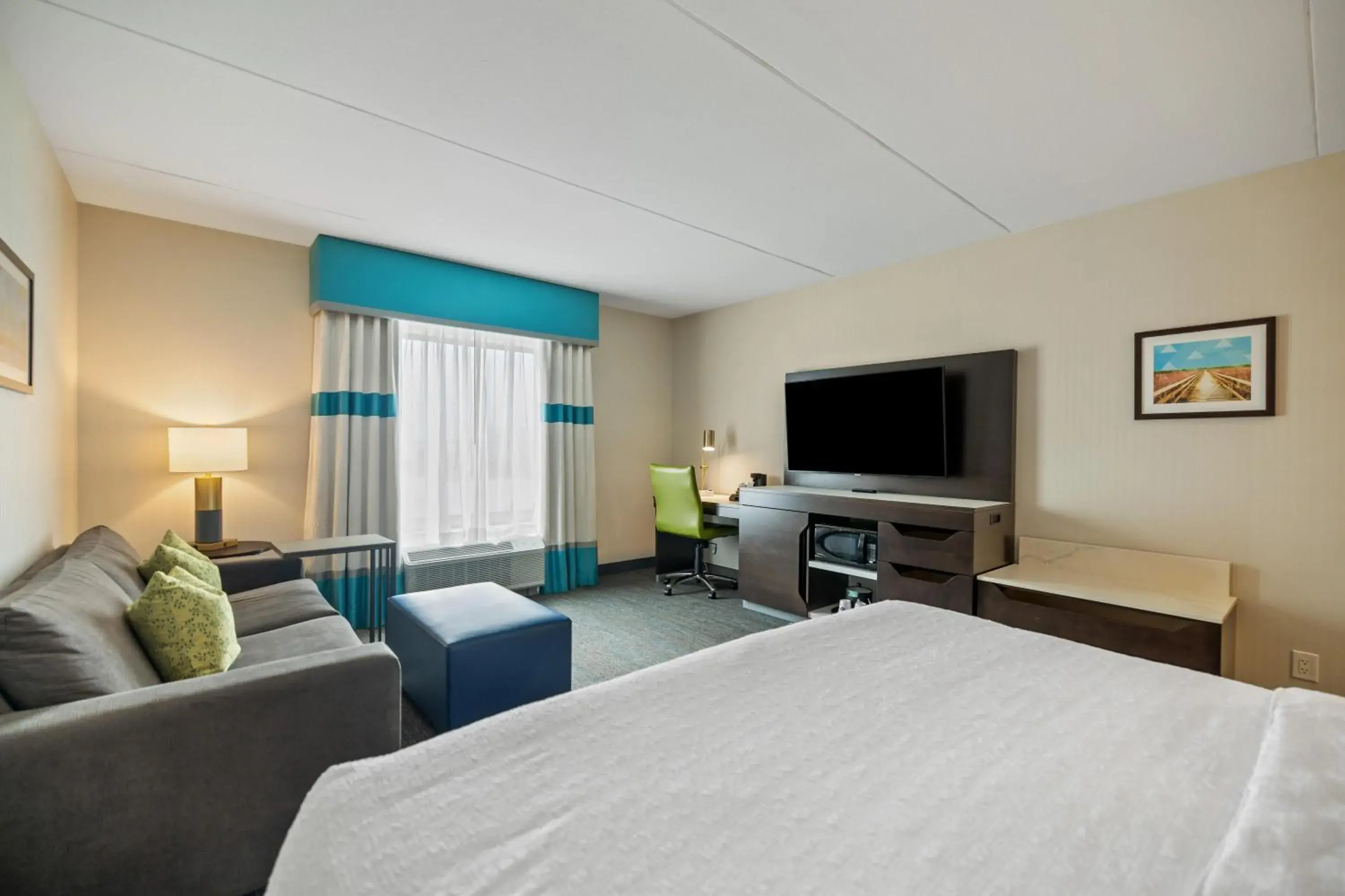 Living room, Bed in Hampton Inn by Hilton Winnipeg Living room, Bed in Hampton Inn by Hilton Winnipeg