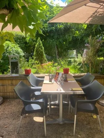 Restaurant/places to eat in Logis Hôtel Le Cygne