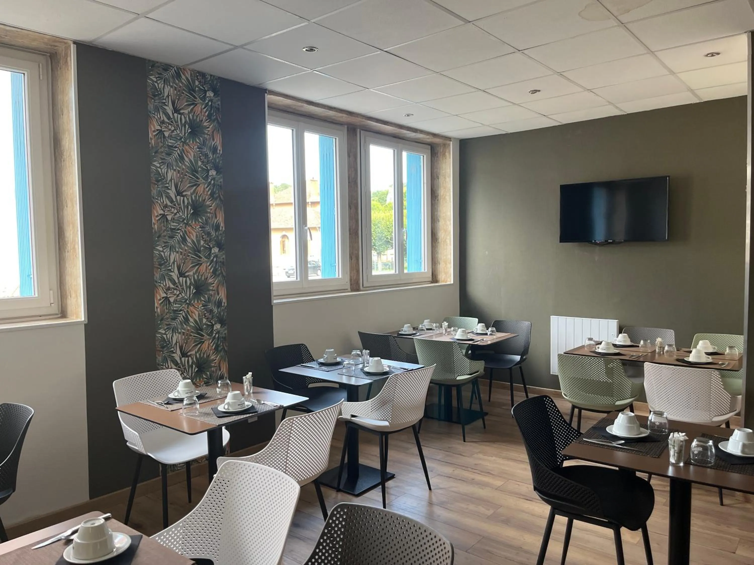 Breakfast in Logis Hôtel Le Cygne