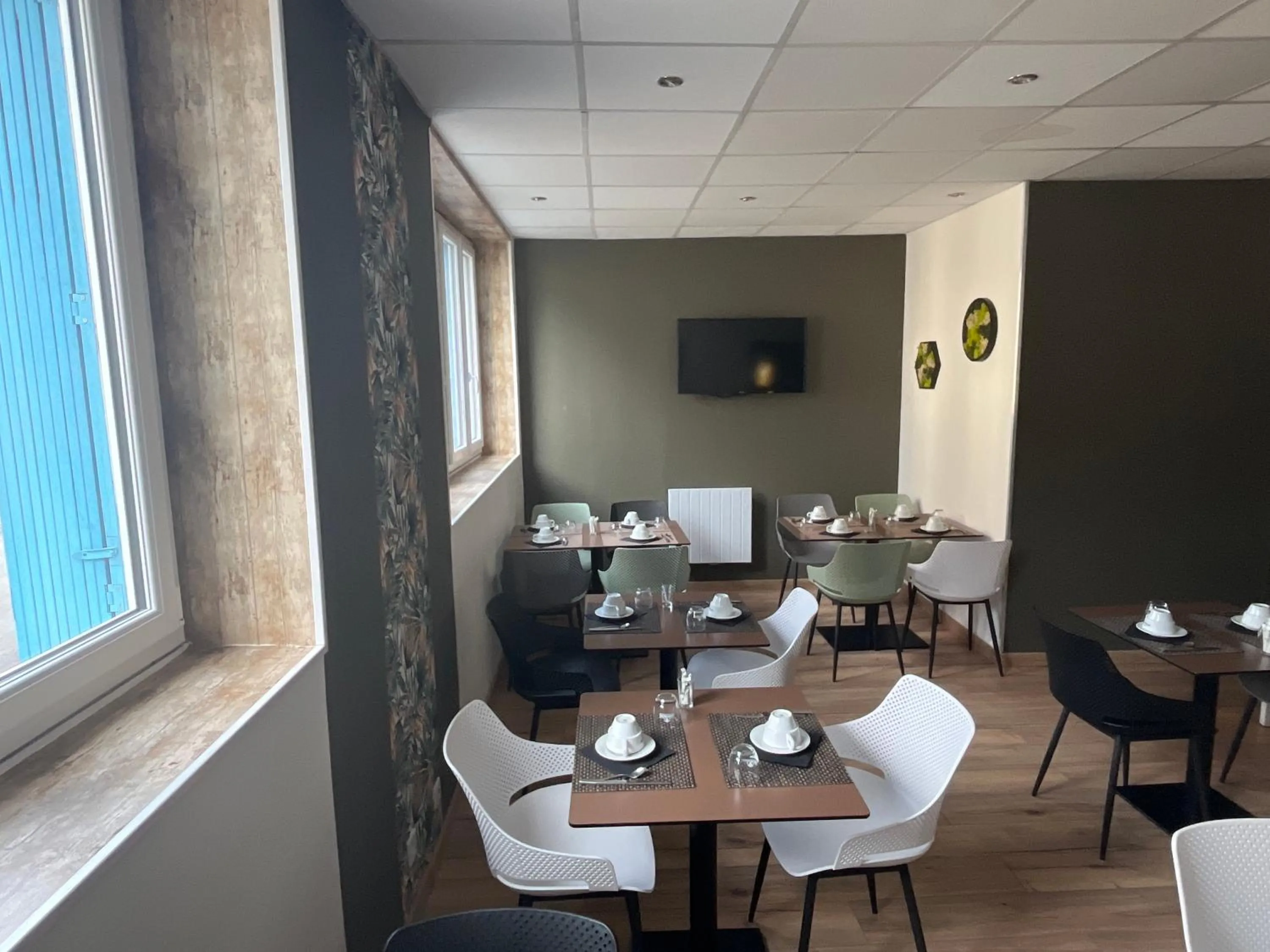 Breakfast in Logis Hôtel Le Cygne