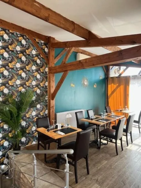 Restaurant/places to eat in Logis Hôtel Le Cygne