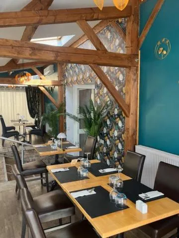 Restaurant/places to eat in Logis Hôtel Le Cygne