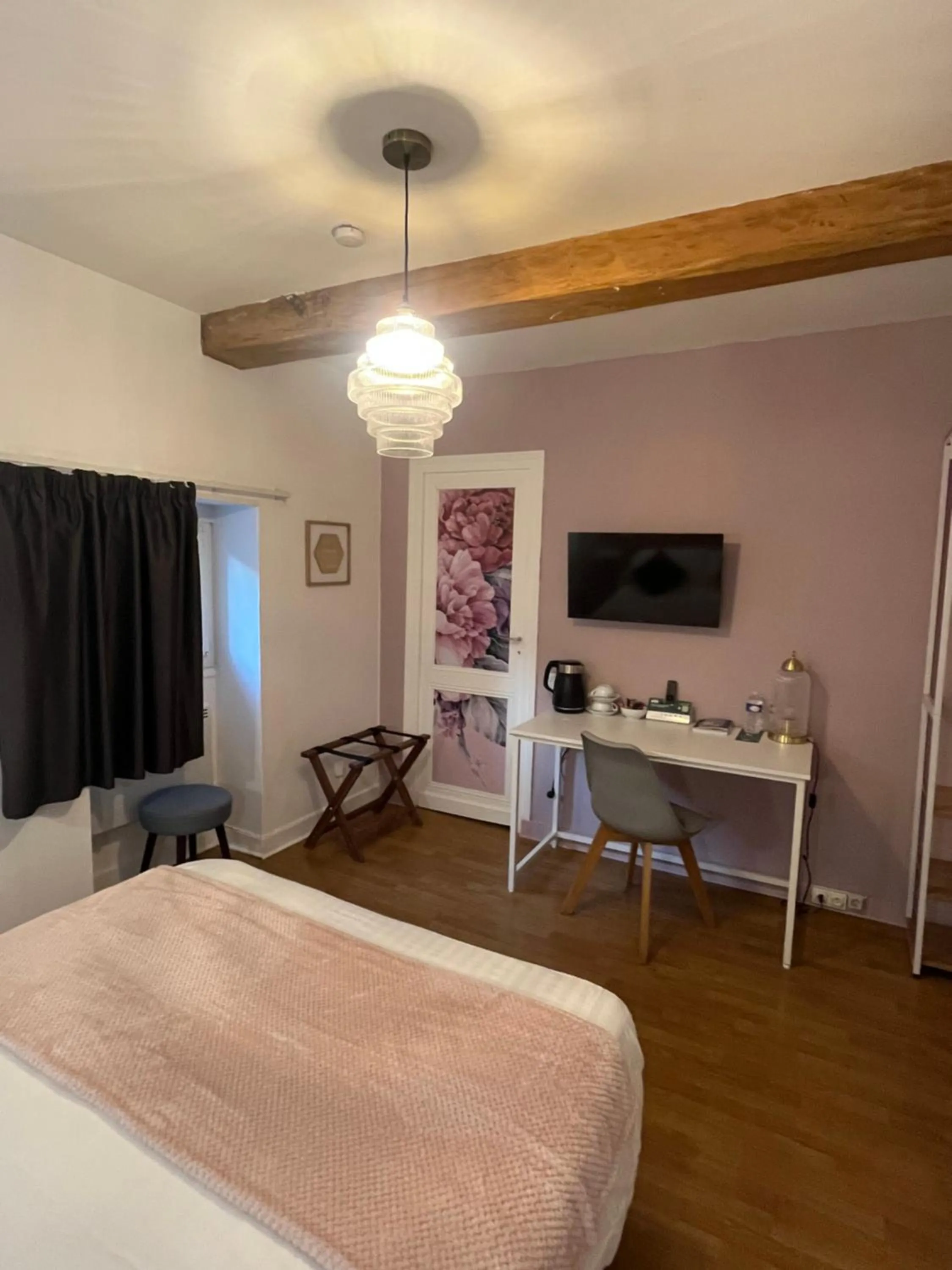 TV and multimedia, Bed in Logis Hôtel Le Cygne