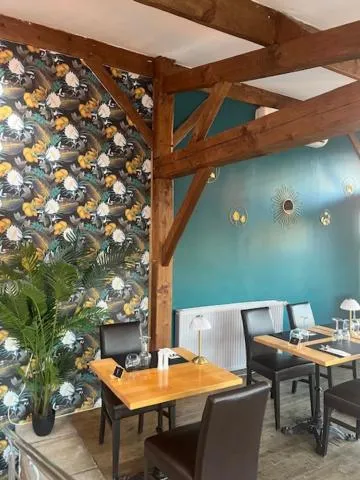 Restaurant/places to eat in Logis Hôtel Le Cygne