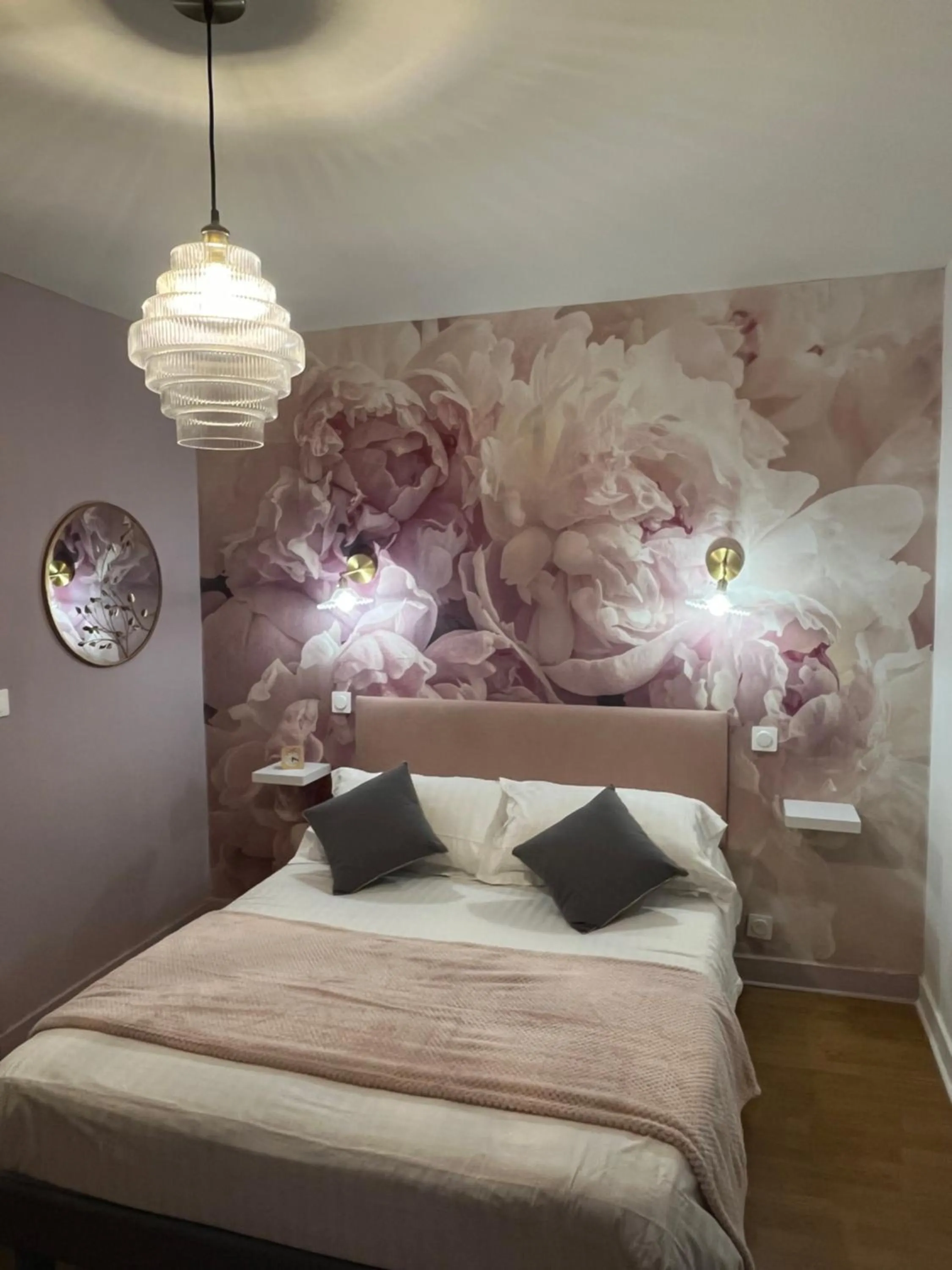 Bed in Logis Hôtel Le Cygne