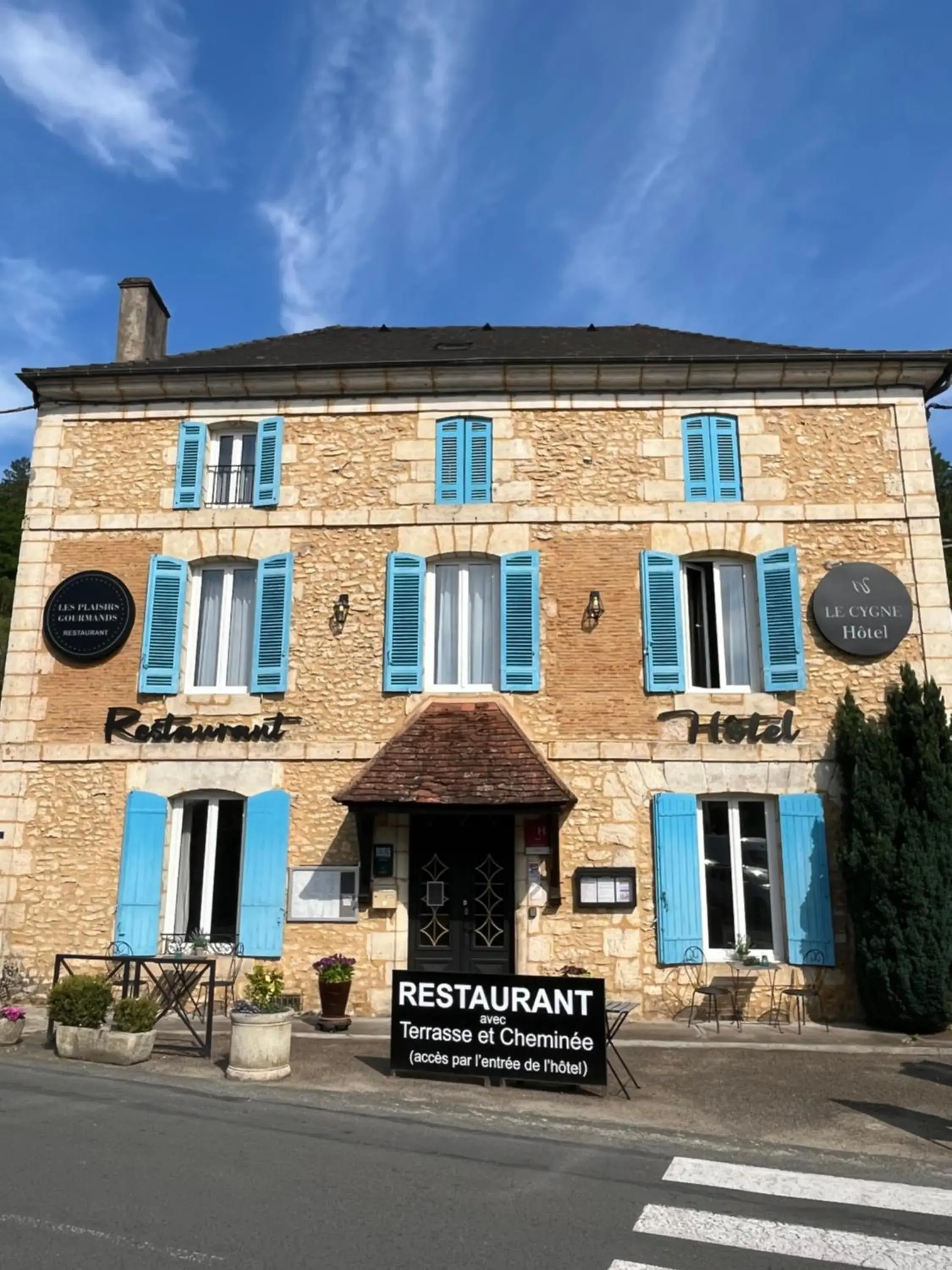 Property building in Logis Hôtel Le Cygne Property building in Logis Hôtel Le Cygne