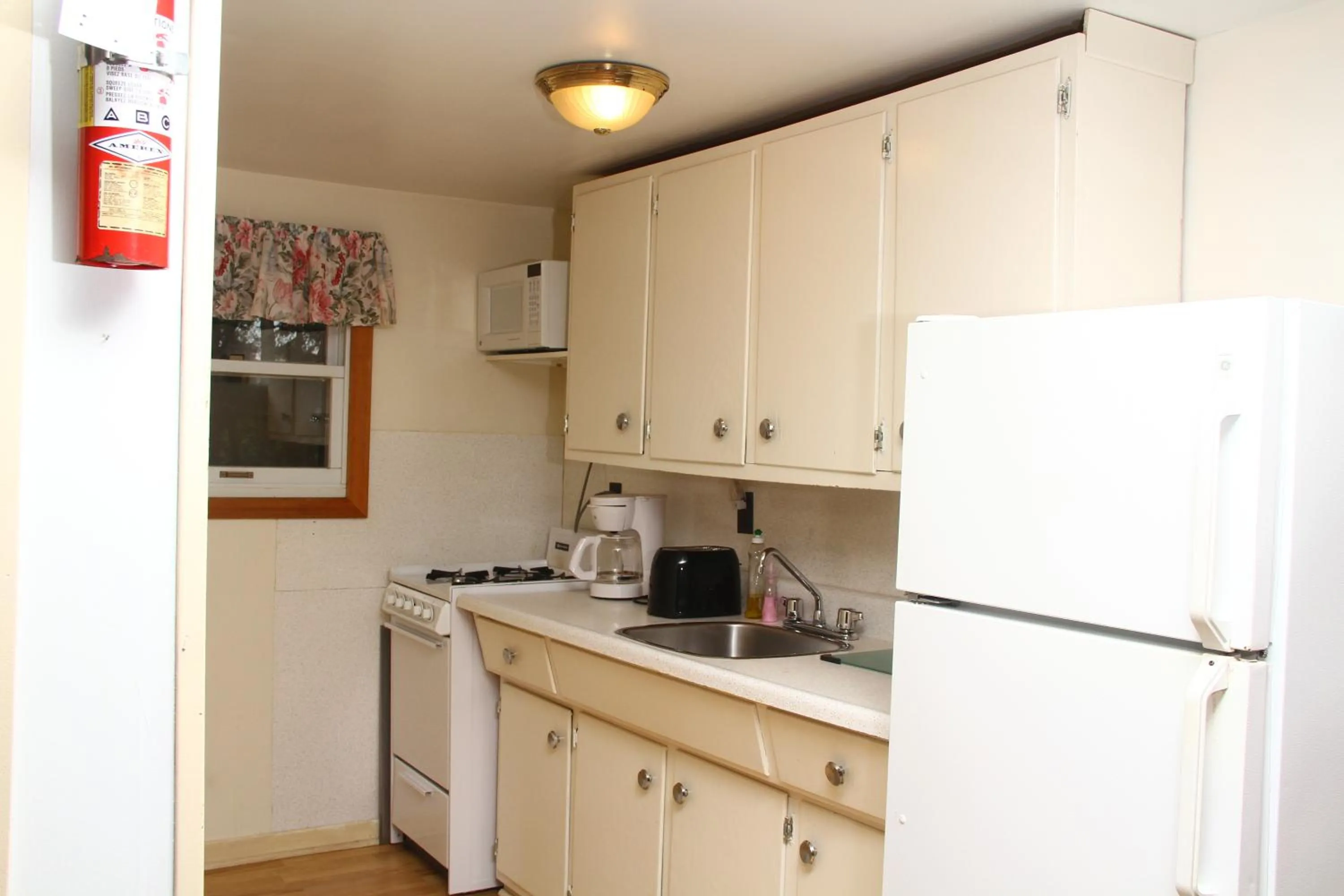 Kitchen or kitchenette in By the Bay Cottages