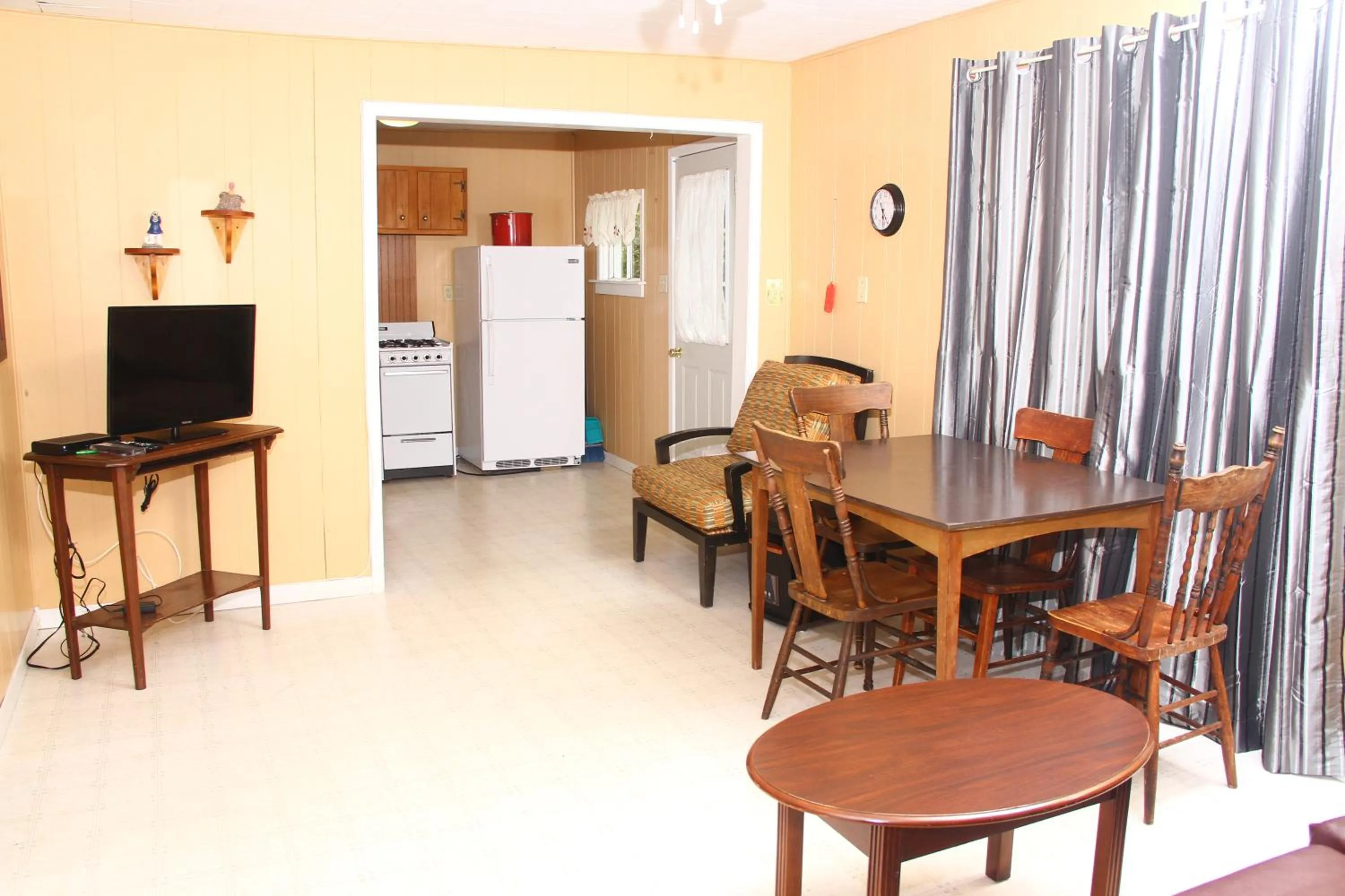 Dining area in By the Bay Cottages