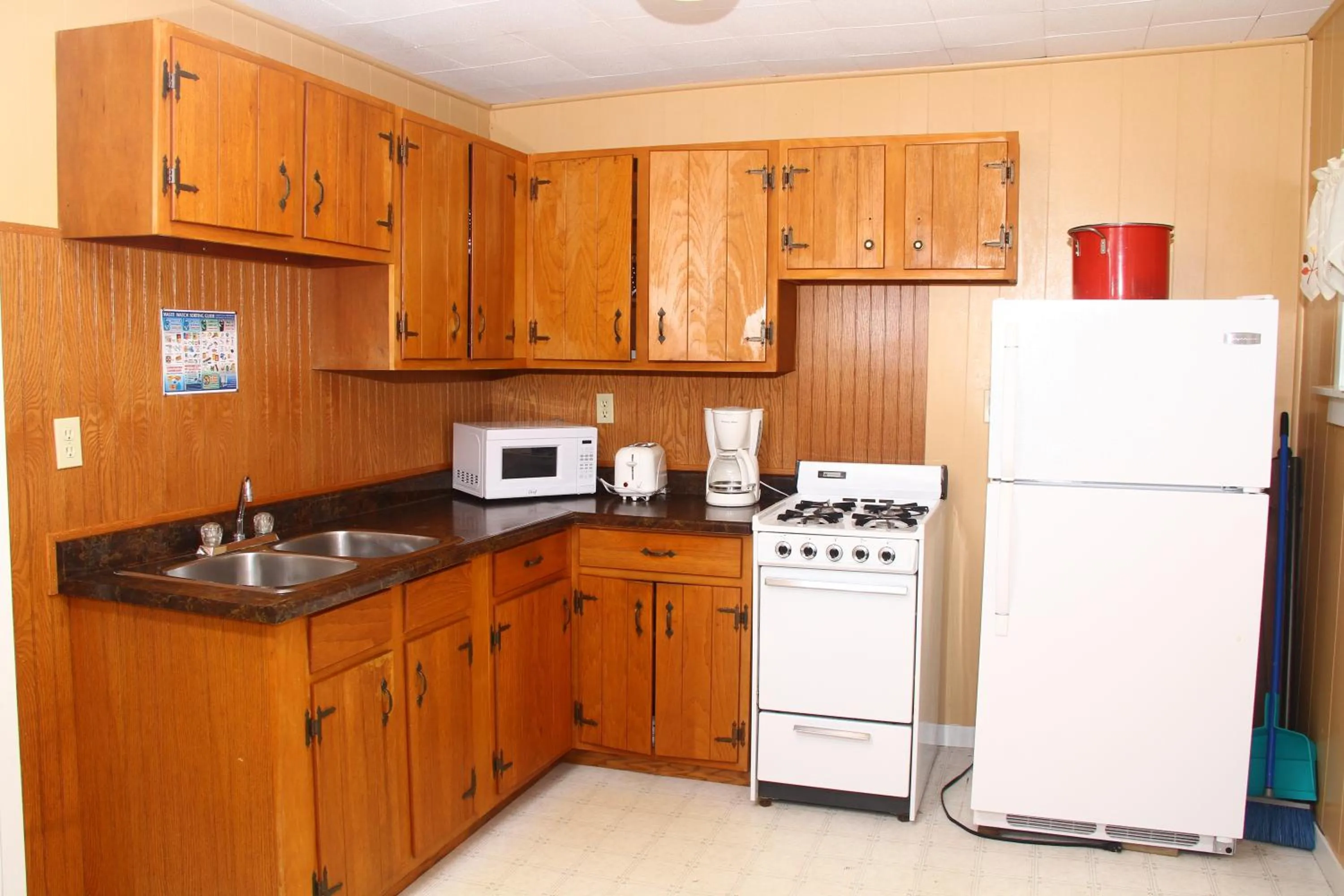 Kitchen or kitchenette in By the Bay Cottages