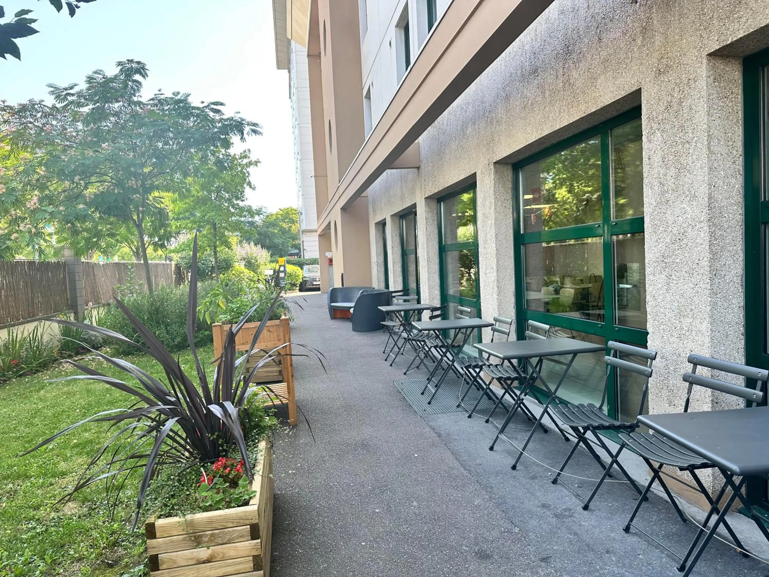 Patio in Première Classe Paris-Ouest Gennevilliers