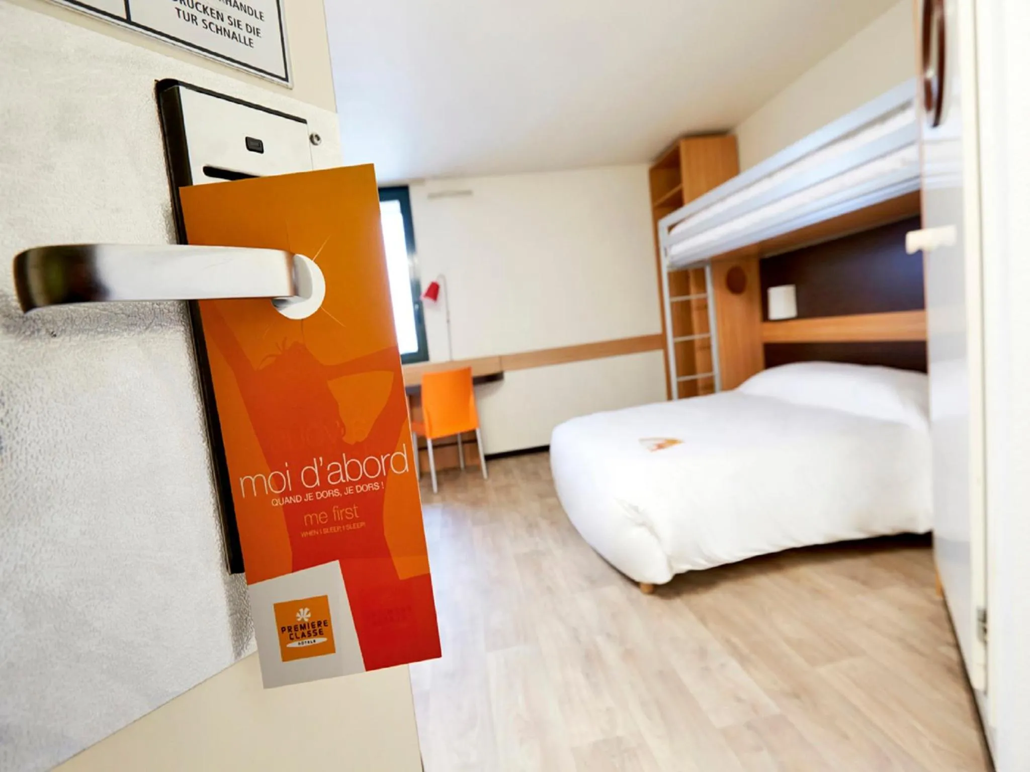 Shower, Bed in Première Classe Paris-Ouest Gennevilliers
