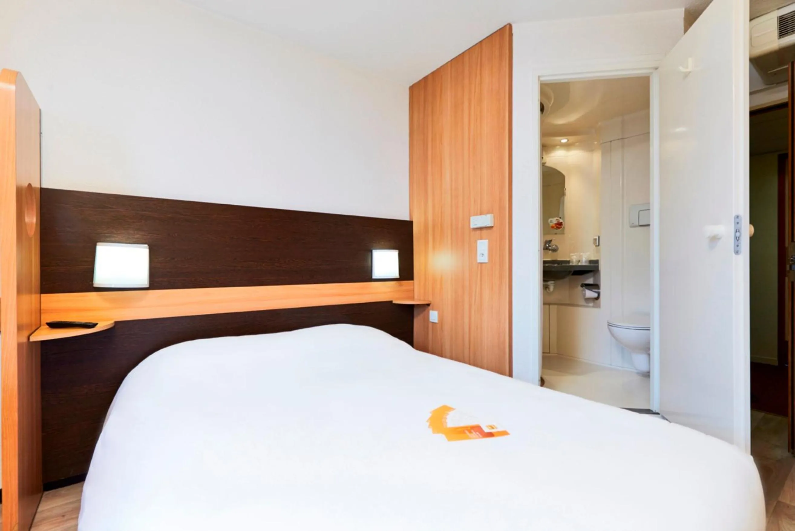 Bathroom, Bed in Première Classe Paris-Ouest Gennevilliers