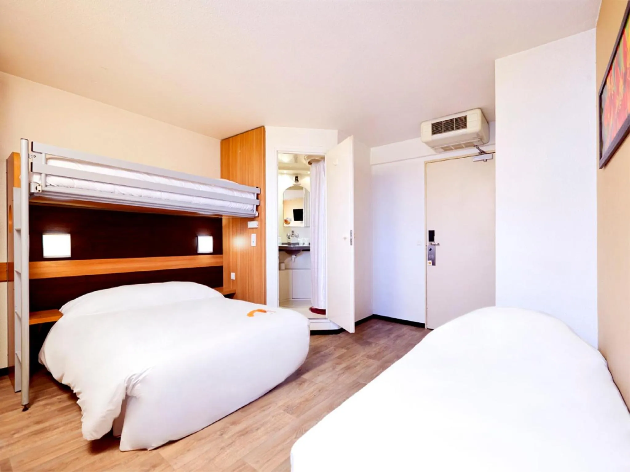 Shower, Bed in Première Classe Paris-Ouest Gennevilliers