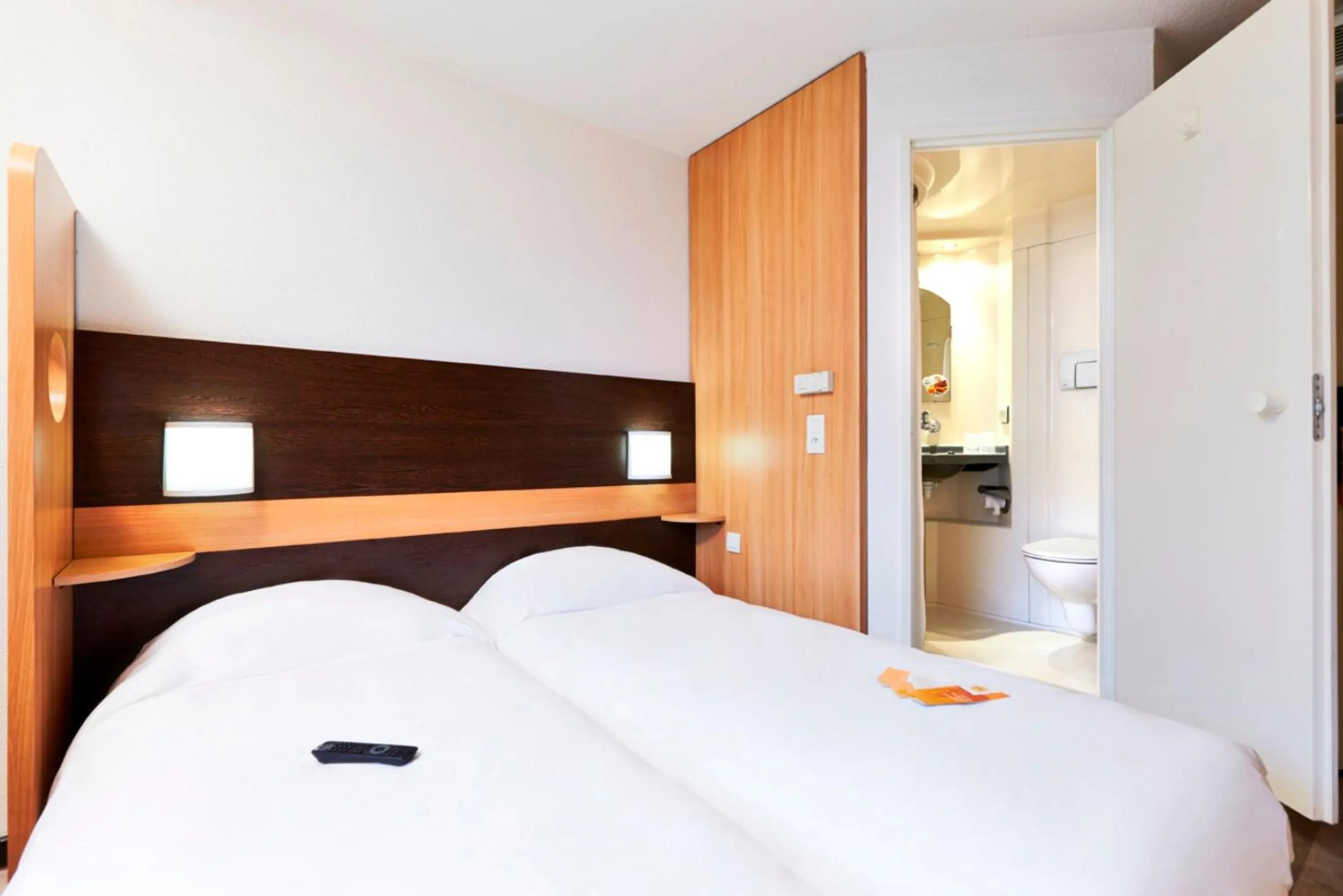 Bathroom, Bed in Première Classe Paris-Ouest Gennevilliers