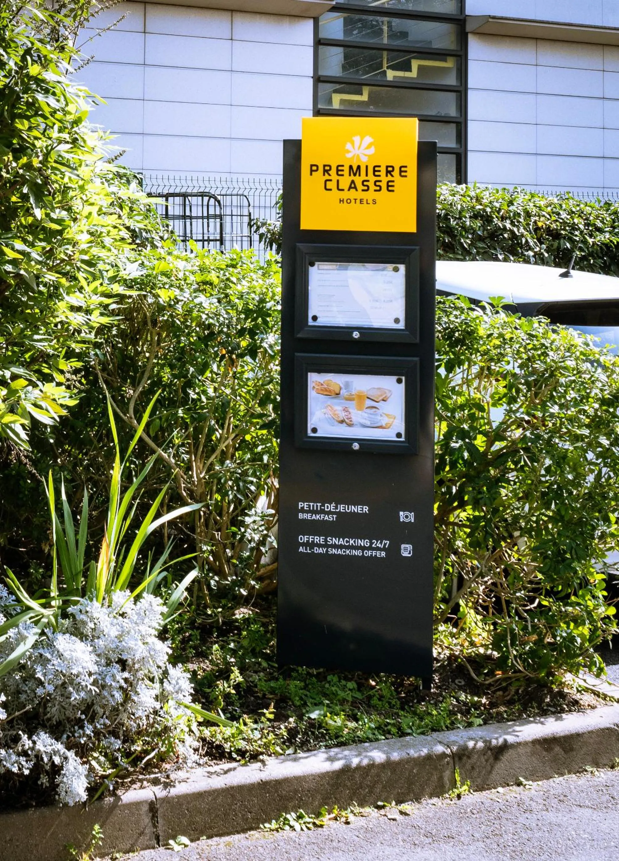 Text overlay in Première Classe Paris-Ouest Gennevilliers