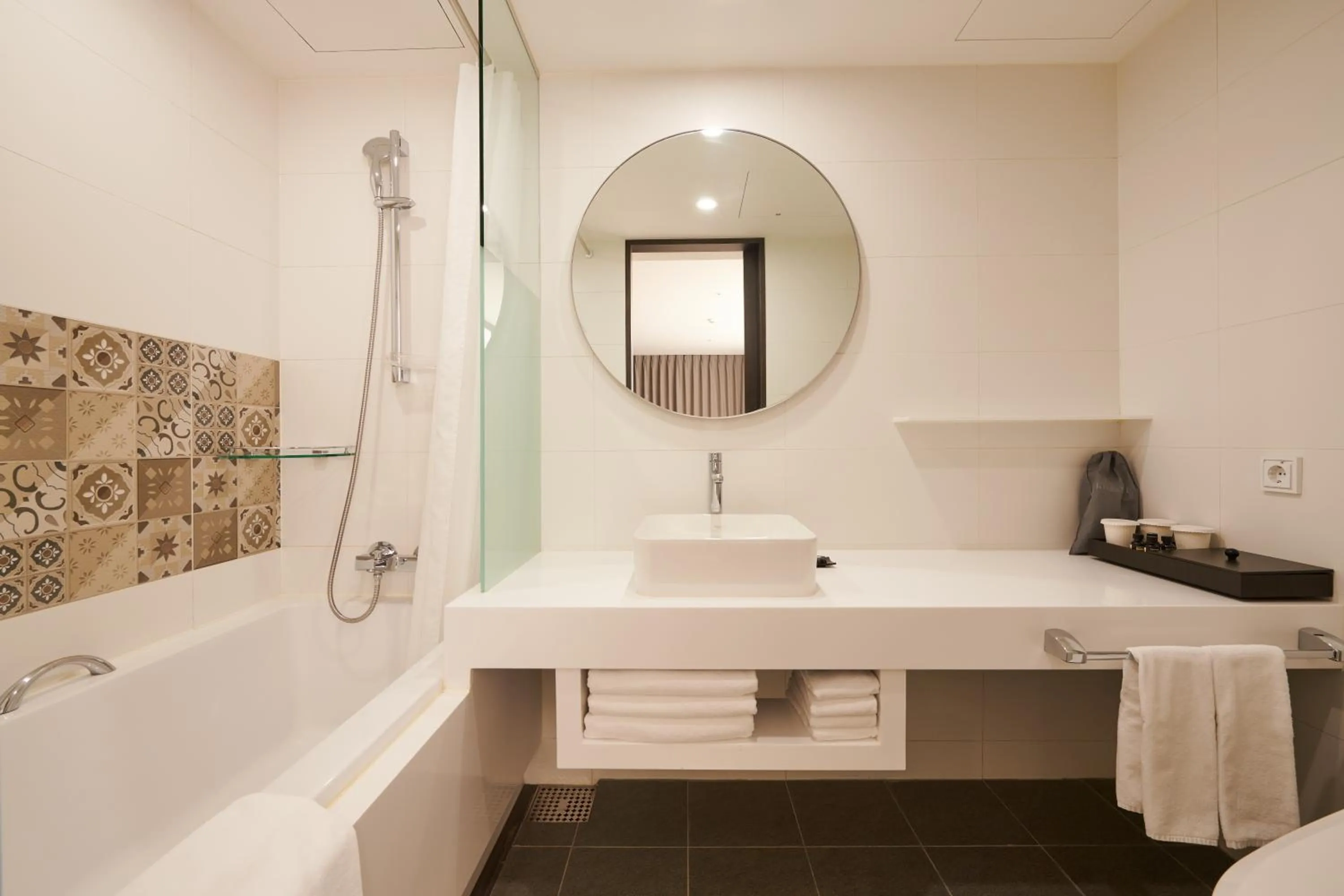 Bathroom in Nine Tree by Parnas Seoul Insadong