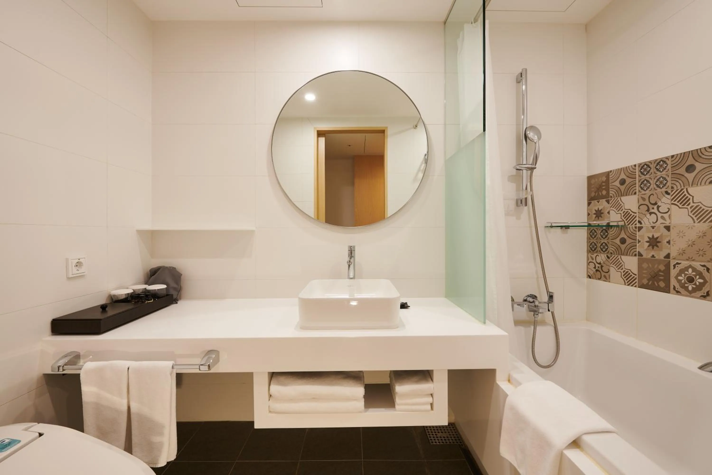 Bathroom in Nine Tree by Parnas Seoul Insadong