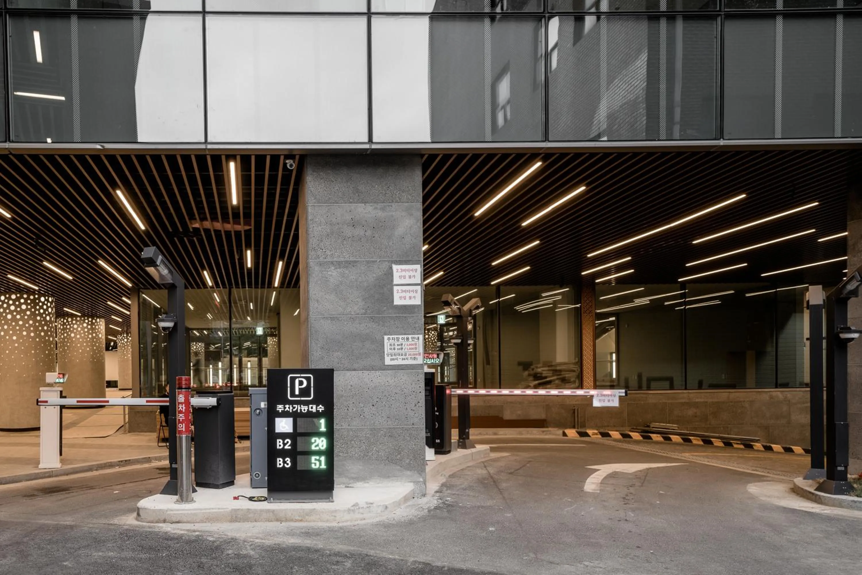 Facade/entrance in Nine Tree by Parnas Seoul Insadong