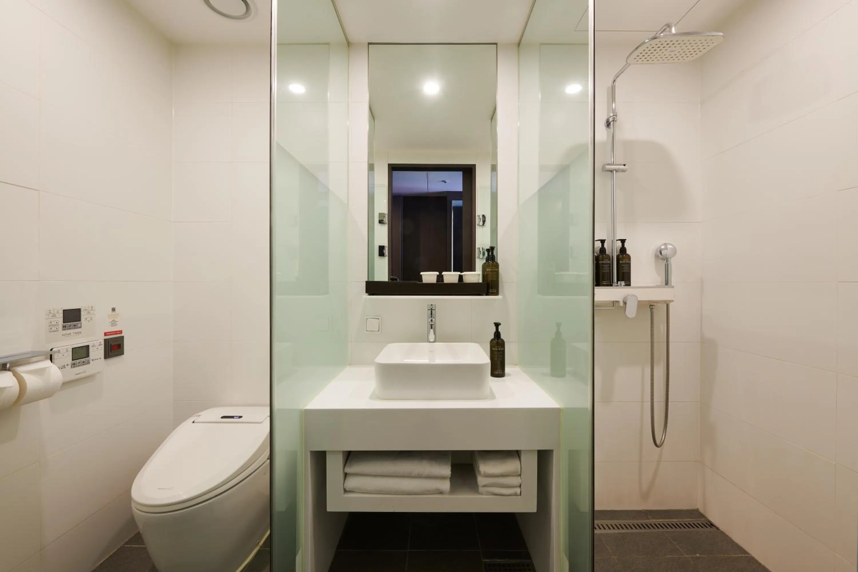 Toilet in Nine Tree by Parnas Seoul Insadong