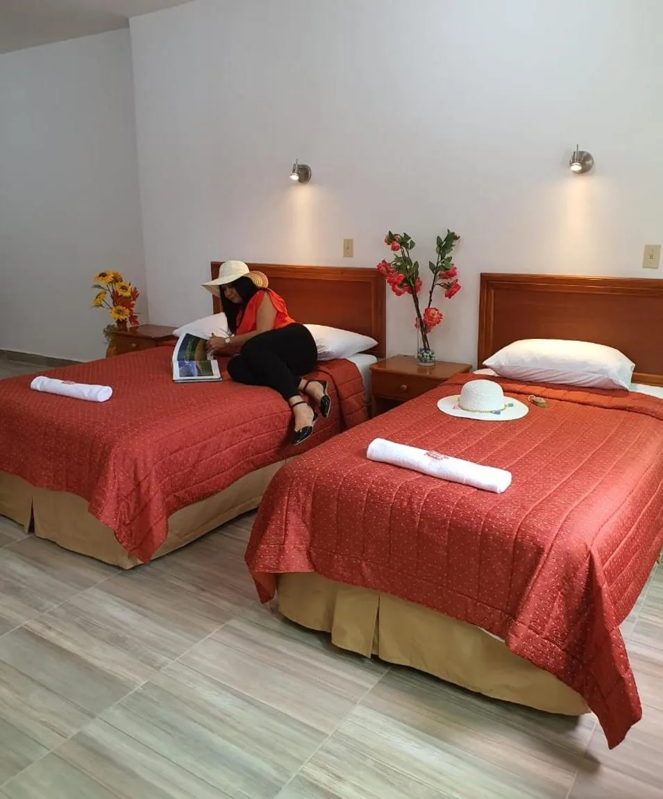 Photo of the whole room, Bed in Hostal España