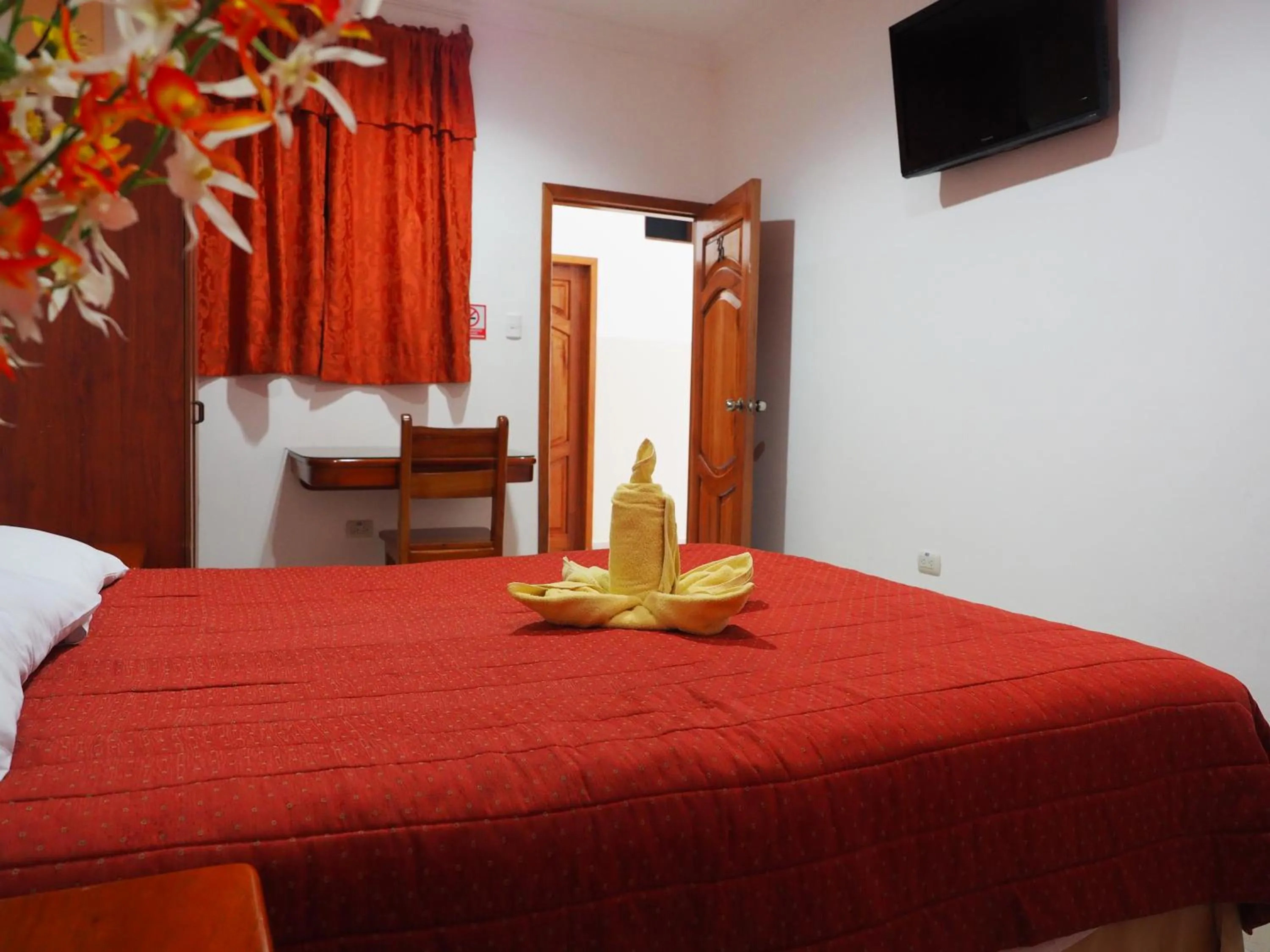 Photo of the whole room, Bed in Hostal España