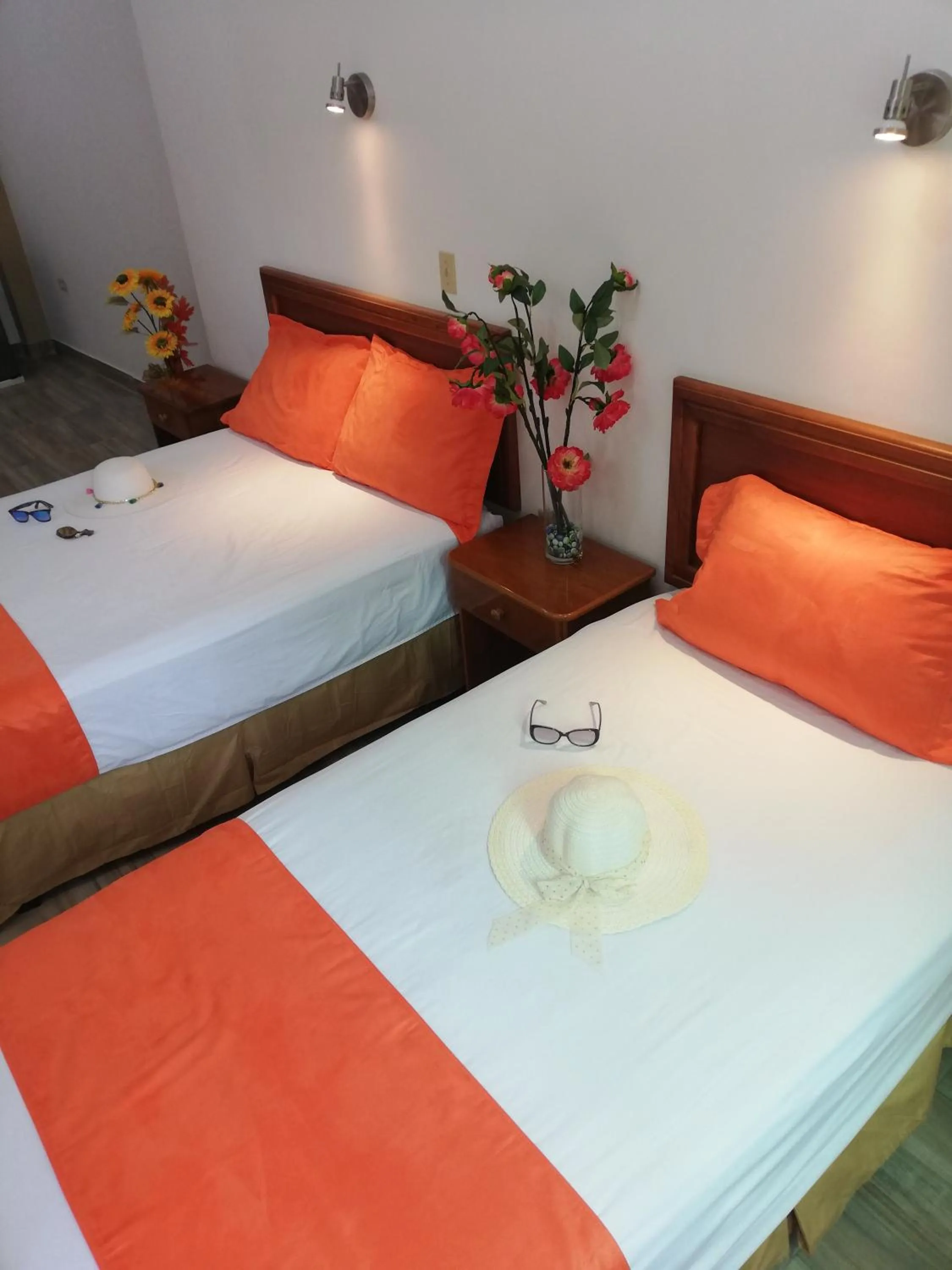 Photo of the whole room, Bed in Hostal España