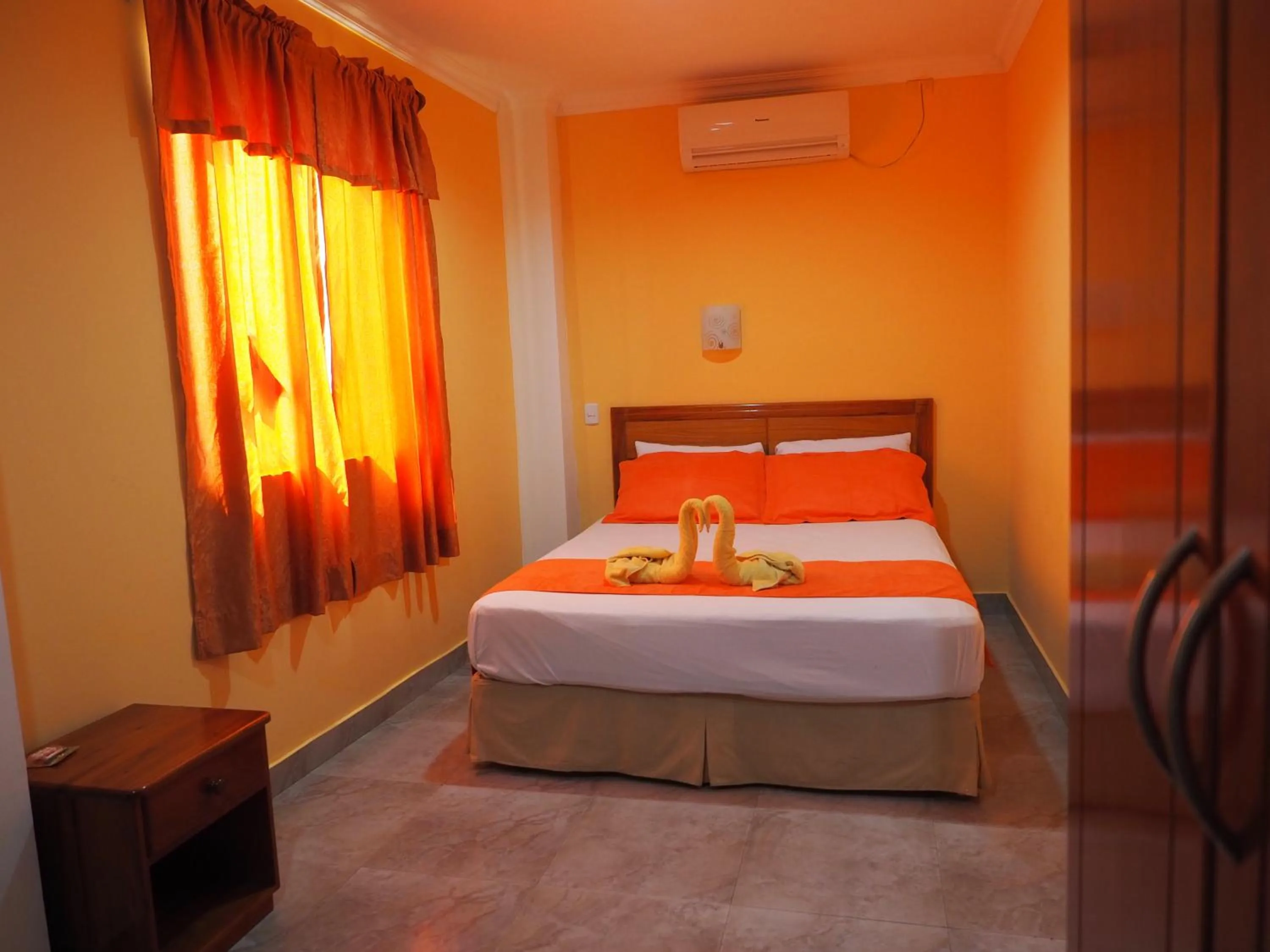 Photo of the whole room, Bed in Hostal España