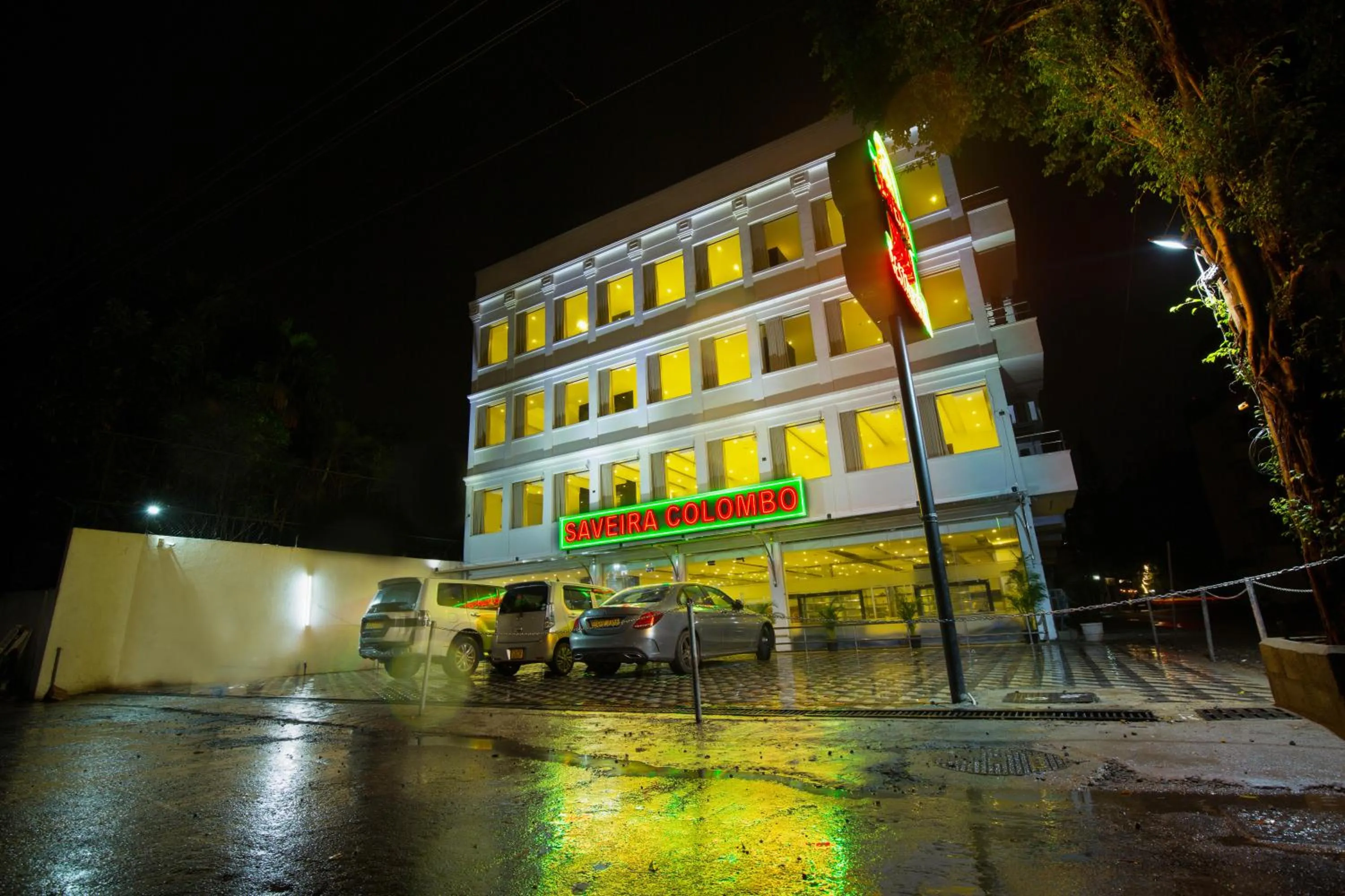 Facade/entrance in Saveira Colombo