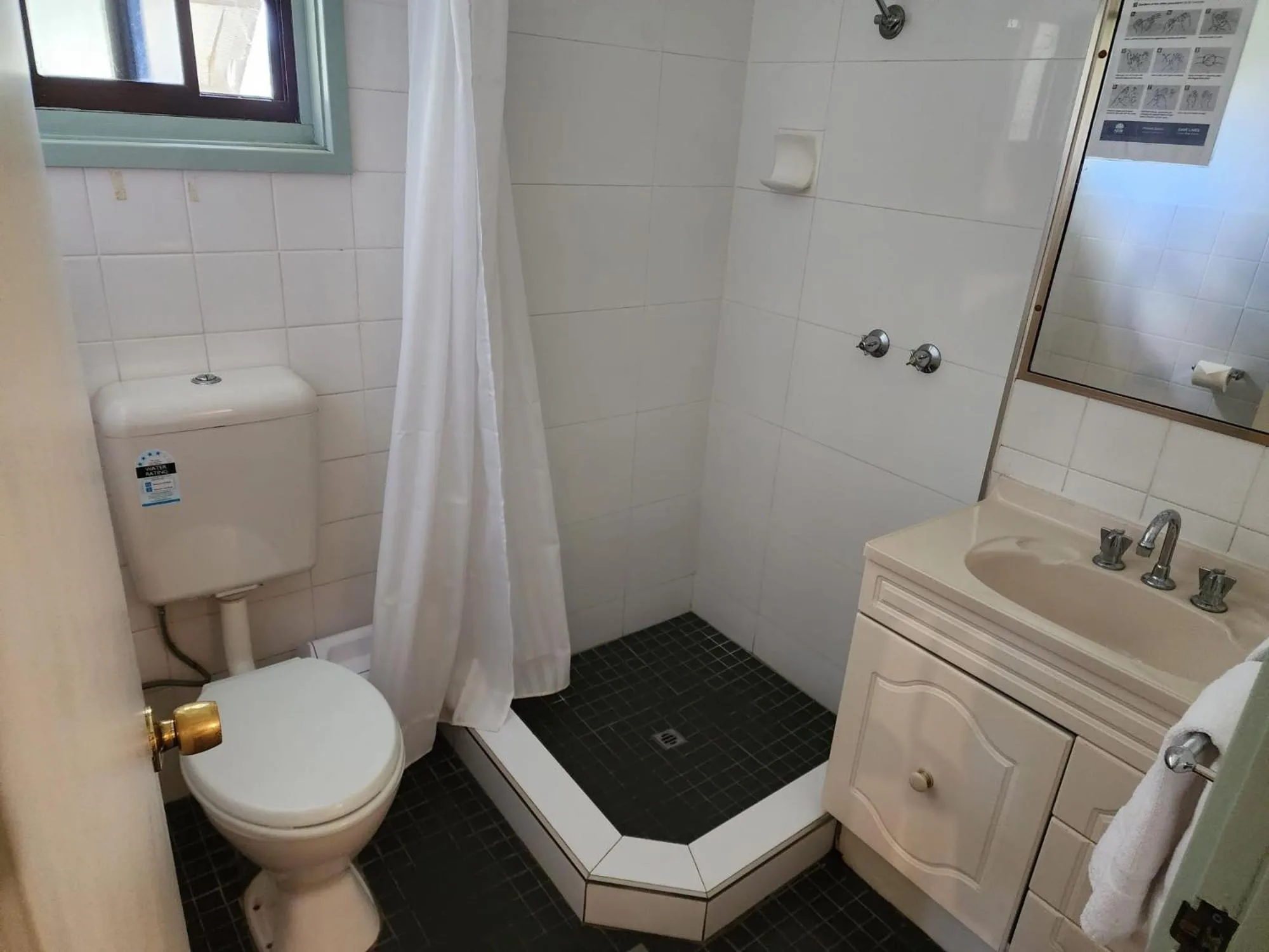 Shower in Lake Forbes Motel