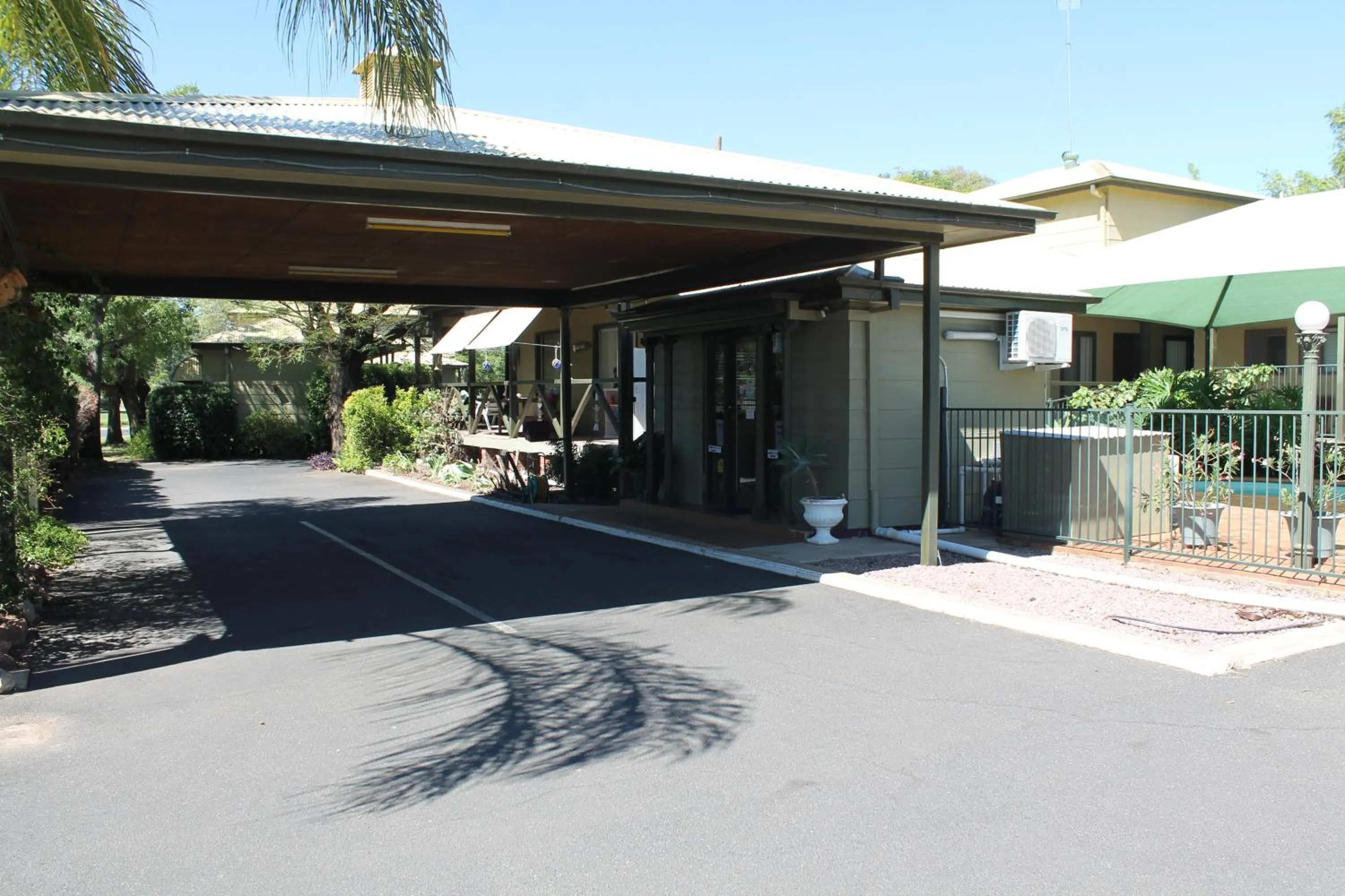 Facade/entrance in Lake Forbes Motel