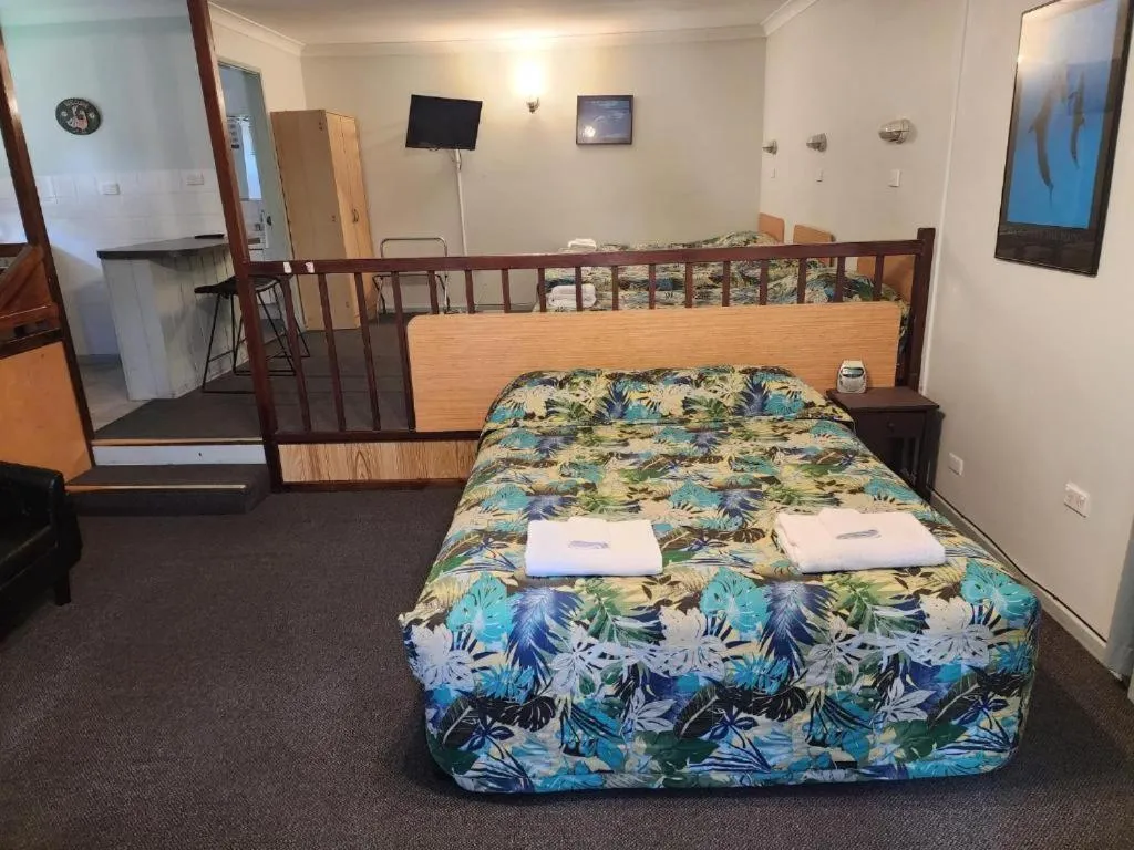 Shower, Bed in Lake Forbes Motel