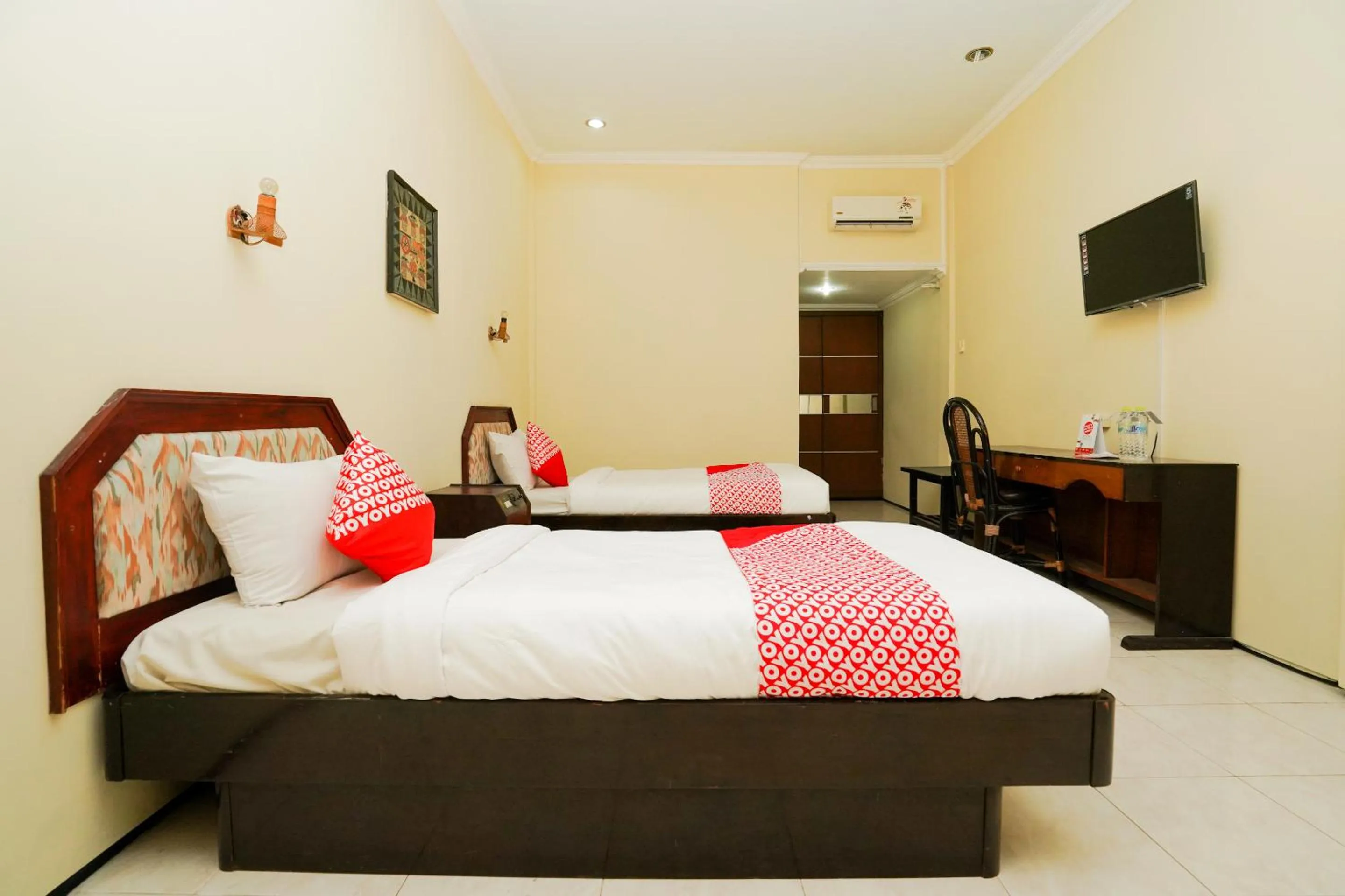 Delxue Twin Room in RedDoorz at Hotel Tampiarto Probolinggo Jawa Timur