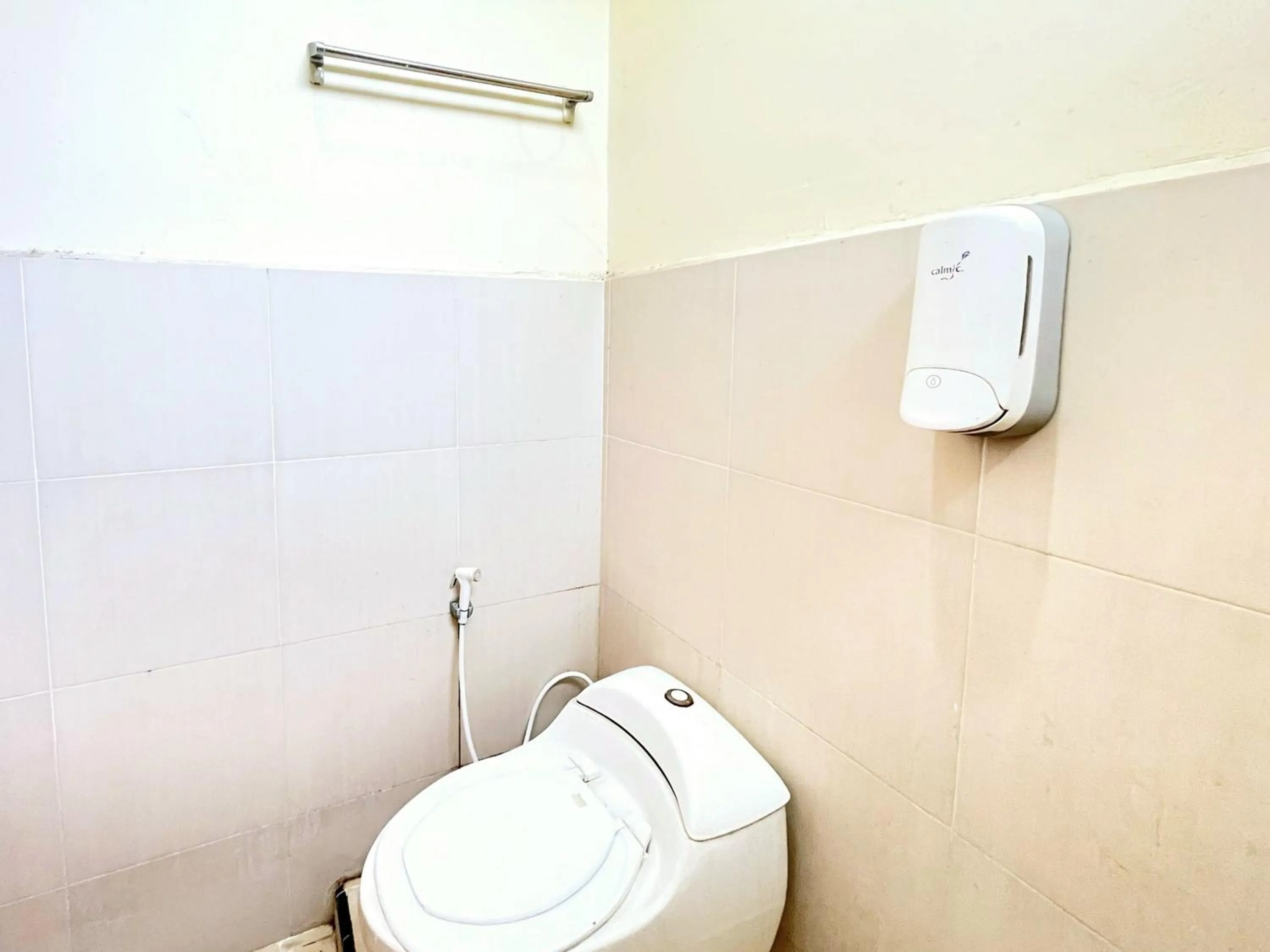 Bathroom in RedDoorz at Hotel Tampiarto Probolinggo Jawa Timur