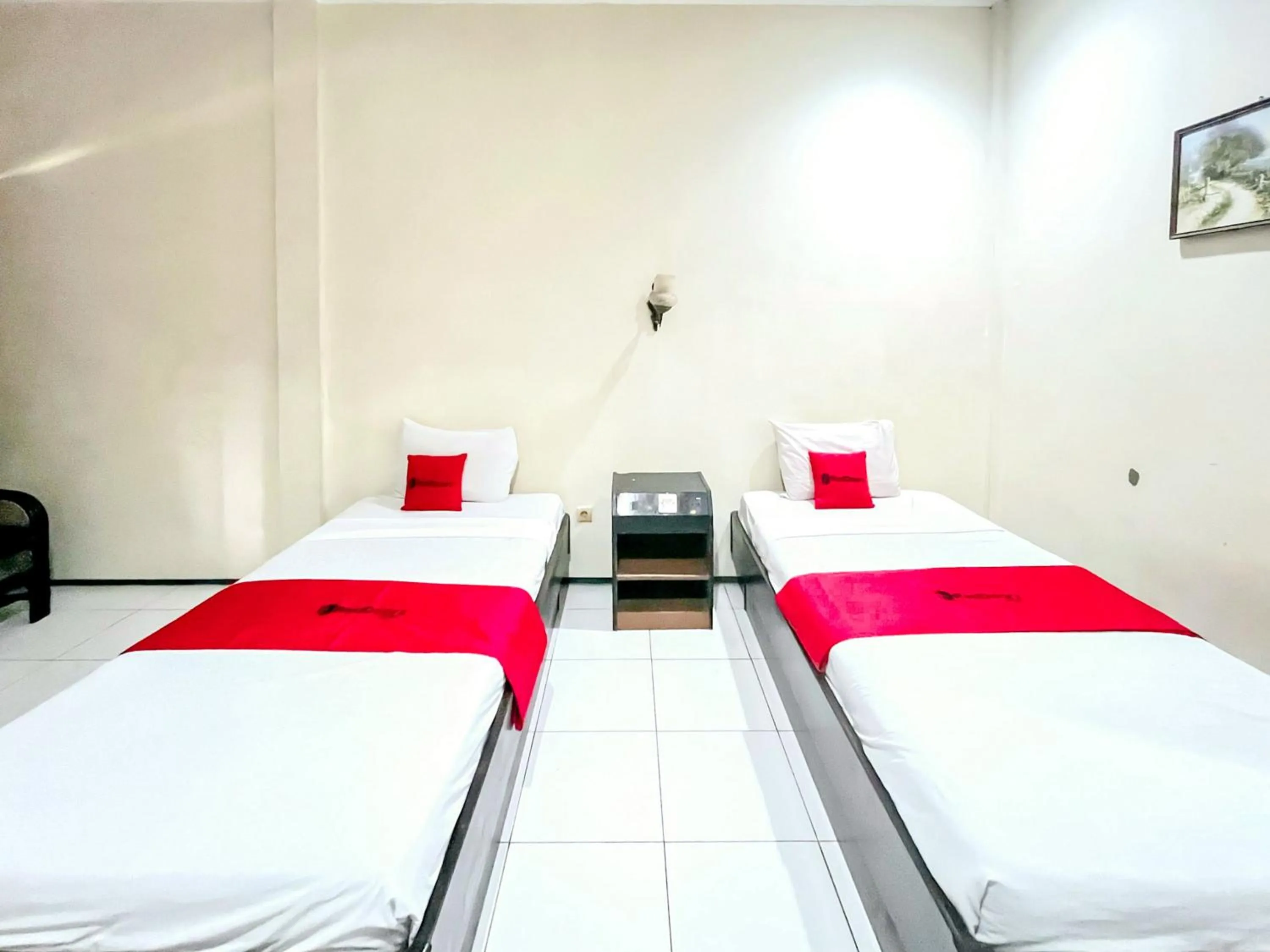 Bedroom, Bed in RedDoorz at Hotel Tampiarto Probolinggo Jawa Timur