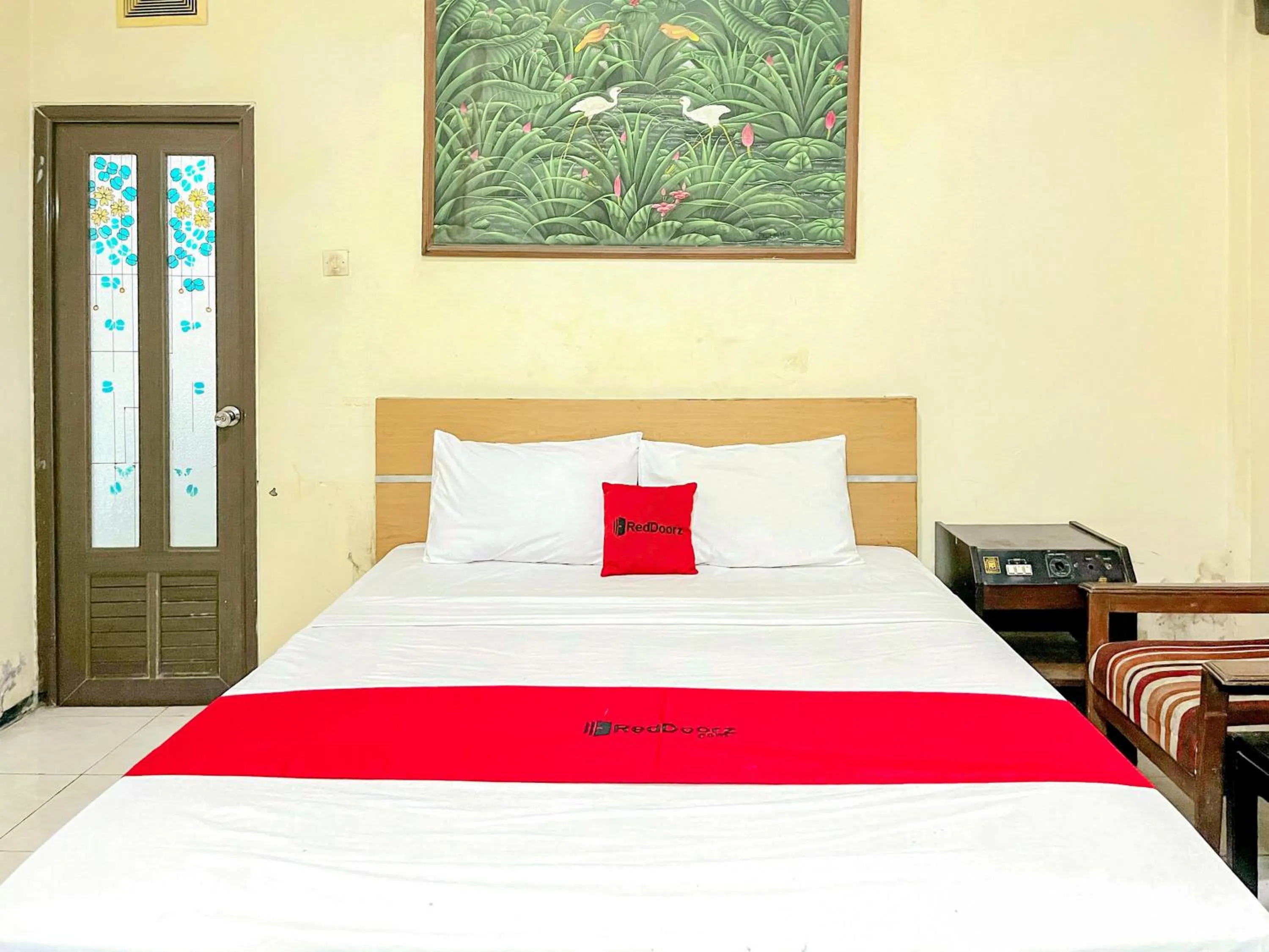 Bedroom, Bed in RedDoorz at Hotel Tampiarto Probolinggo Jawa Timur