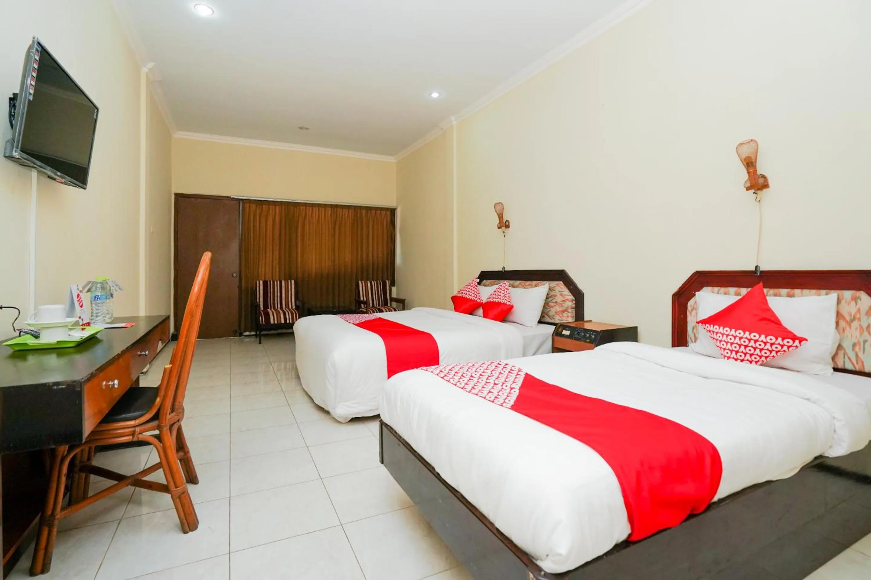 Superior Suite in RedDoorz at Hotel Tampiarto Probolinggo Jawa Timur