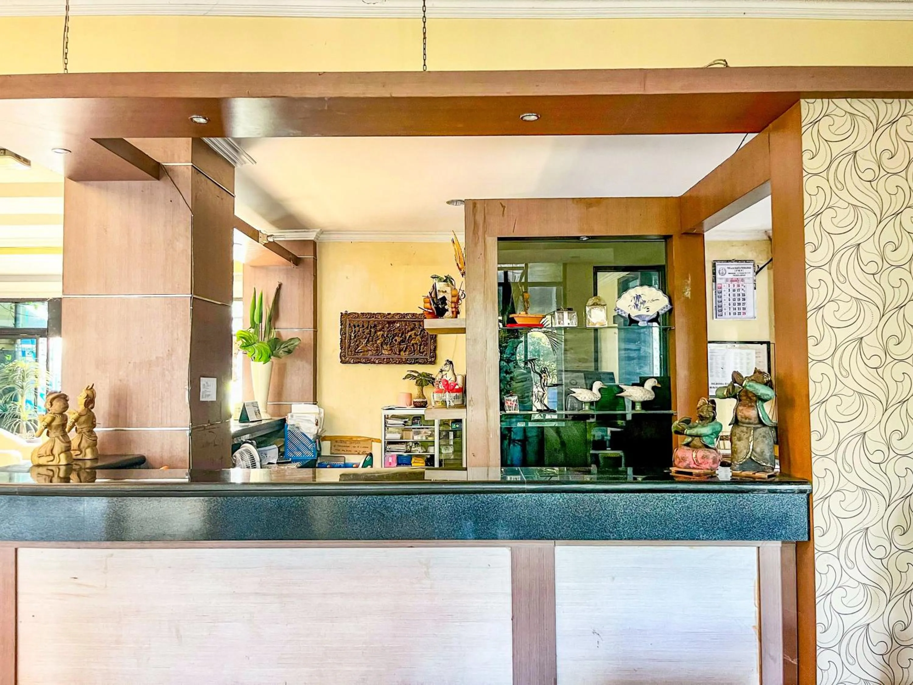 Lobby or reception in RedDoorz at Hotel Tampiarto Probolinggo Jawa Timur